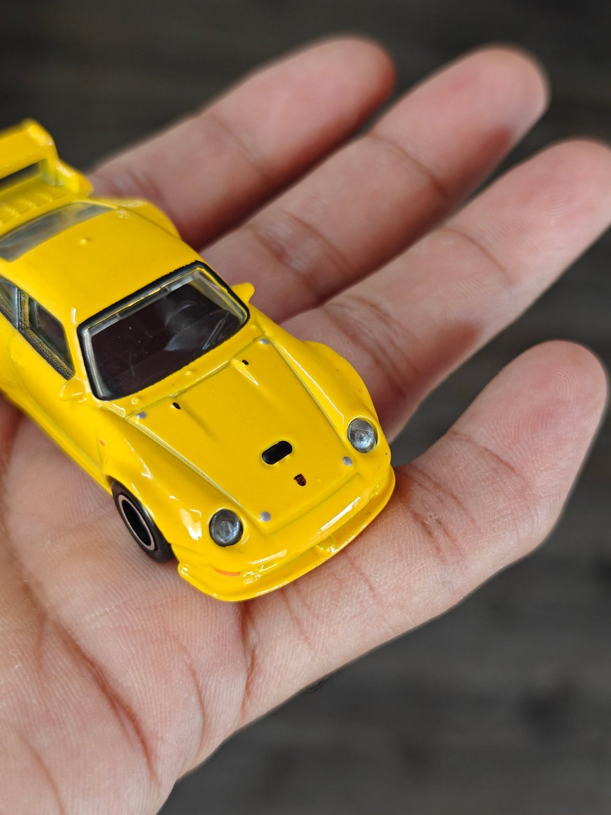 Premium Hot Wheels Porsche 993 GT2 - Yellow (Pre-Owned) - Kinder Logs