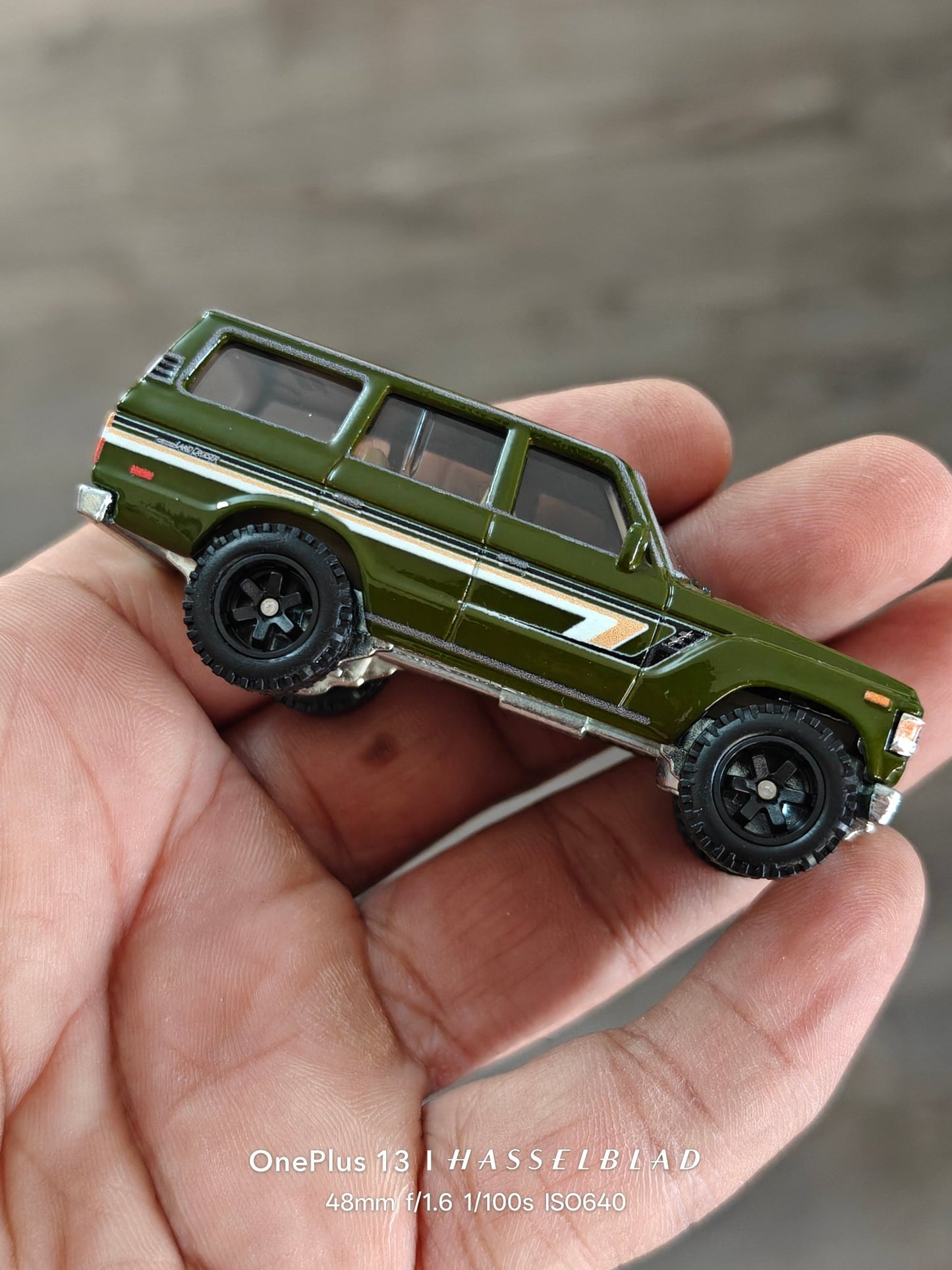 Premium Hot Wheels Toyota Land Cruiser FJ60 (Pre - Owned) - Kinder Logs