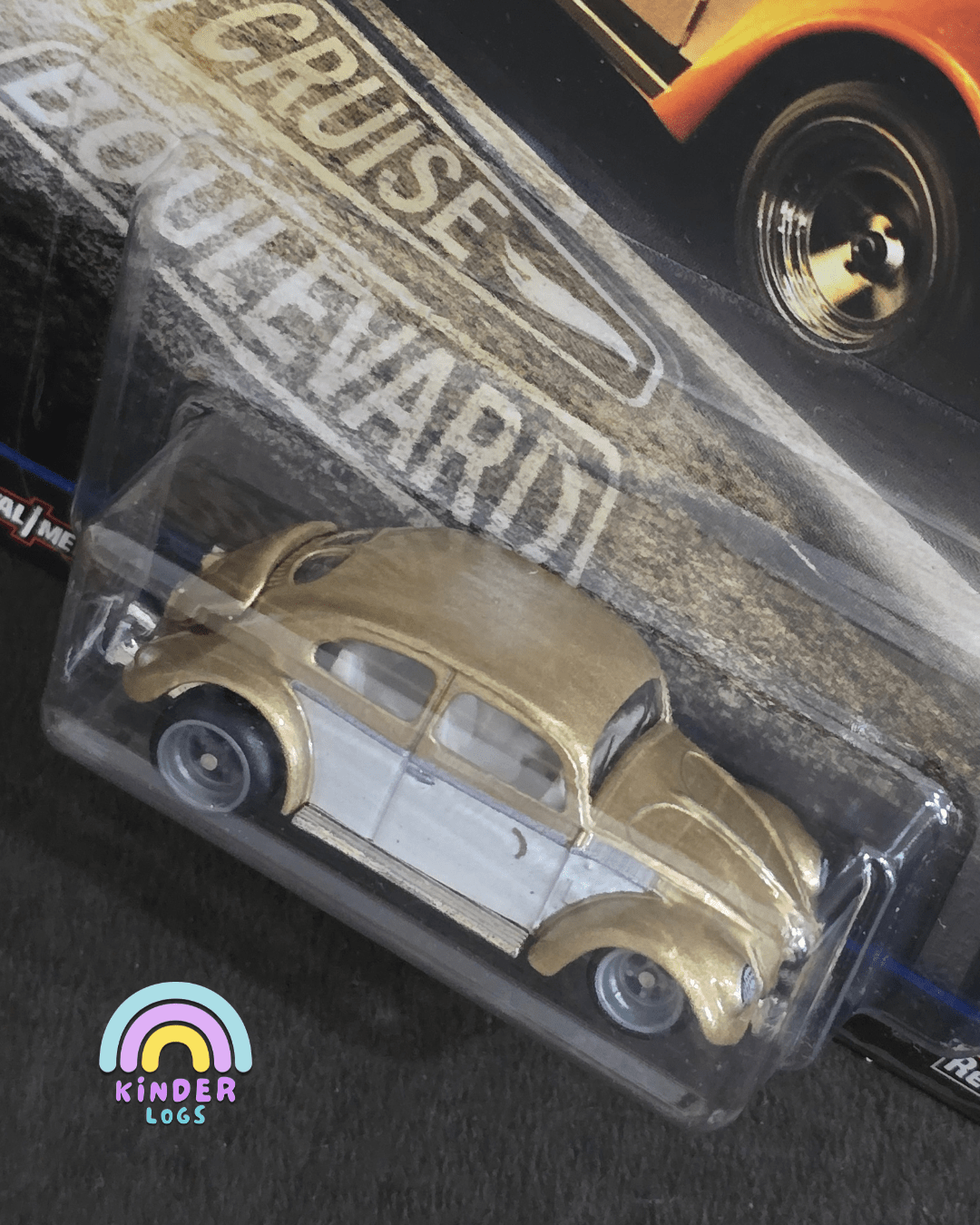 Premium Hot Wheels Volkswagen Classic Bug - Cruise Boulevard - Kinder Logs