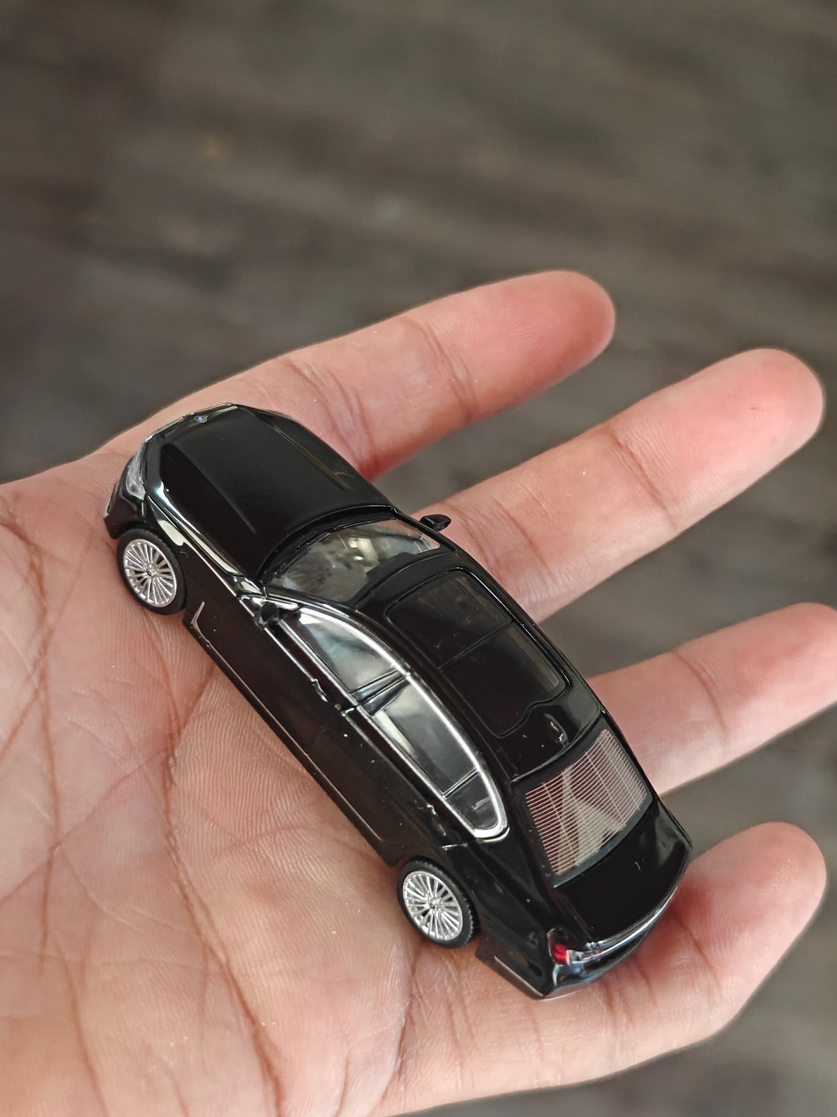 Mini GT BMW 750Li xDrive - Black Sapphire (Open Box)