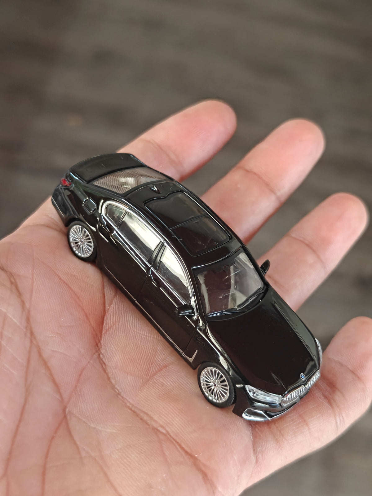 Mini GT BMW 750Li xDrive - Black Sapphire (Open Box)