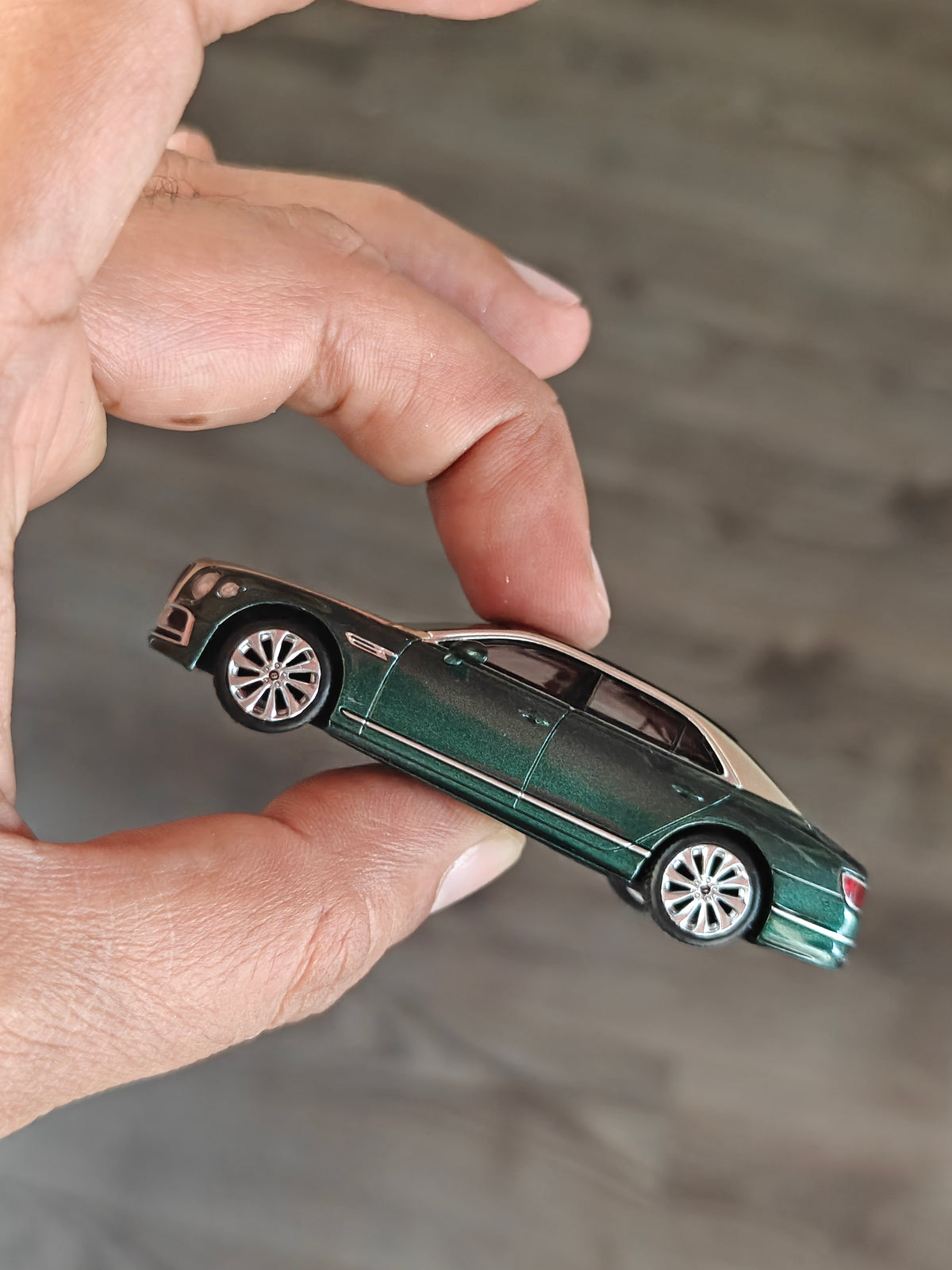 Mini GT Bentley Flying Spur - White Sand Verdant (Open Box)