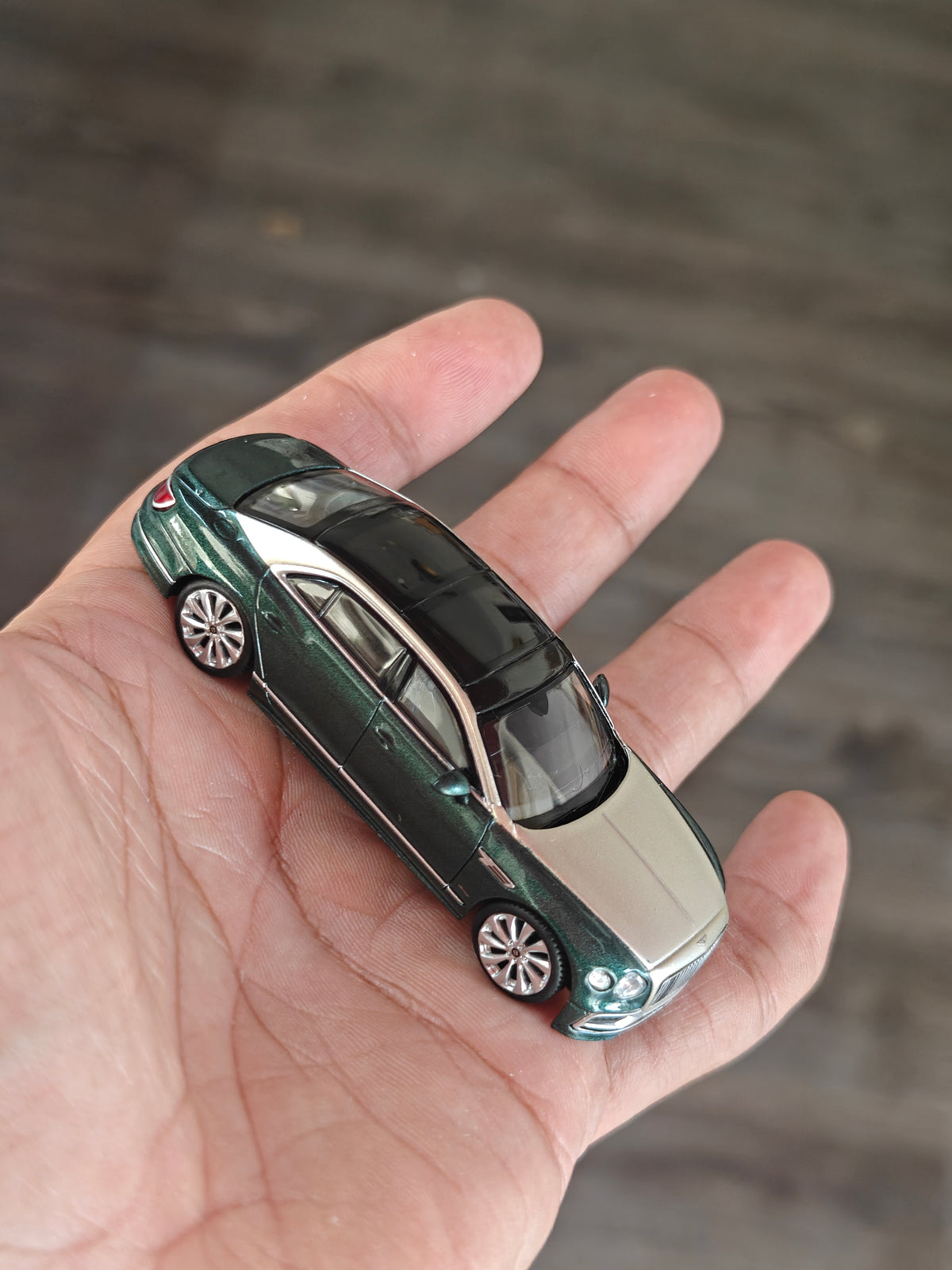 Mini GT Bentley Flying Spur - White Sand Verdant (Open Box)