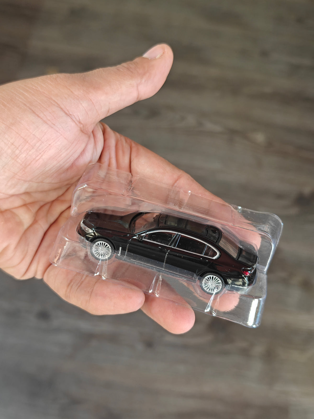 Mini GT BMW 750Li xDrive - Black Sapphire (Open Box)