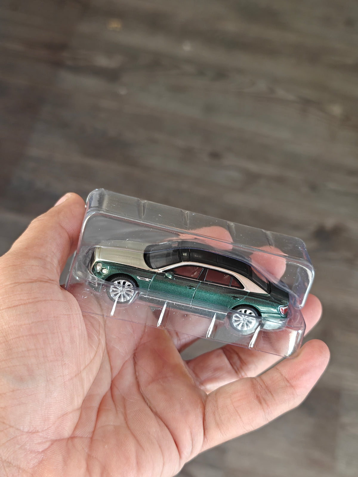 Mini GT Bentley Flying Spur - White Sand Verdant (Open Box)
