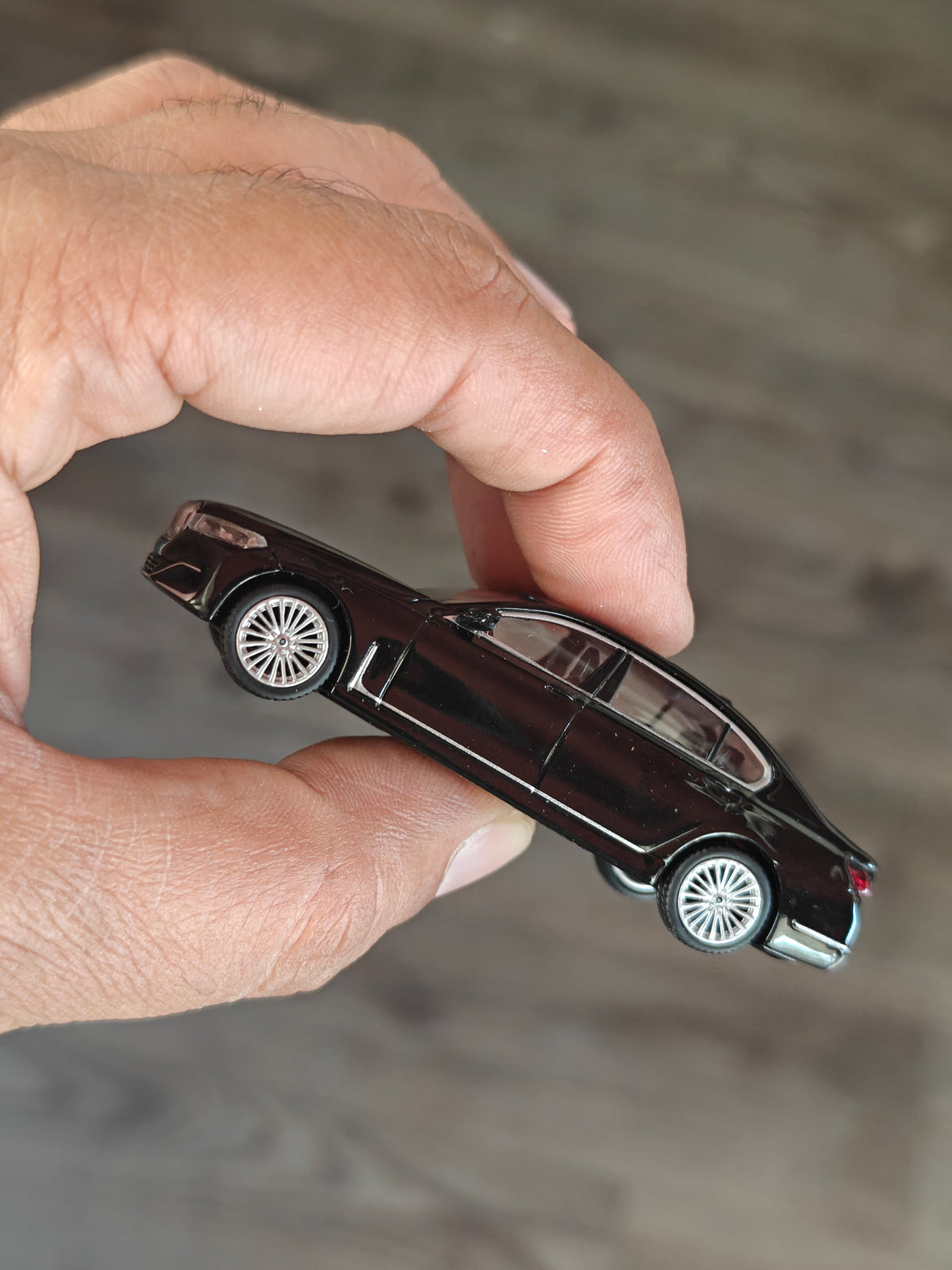 Mini GT BMW 750Li xDrive - Black Sapphire (Open Box)