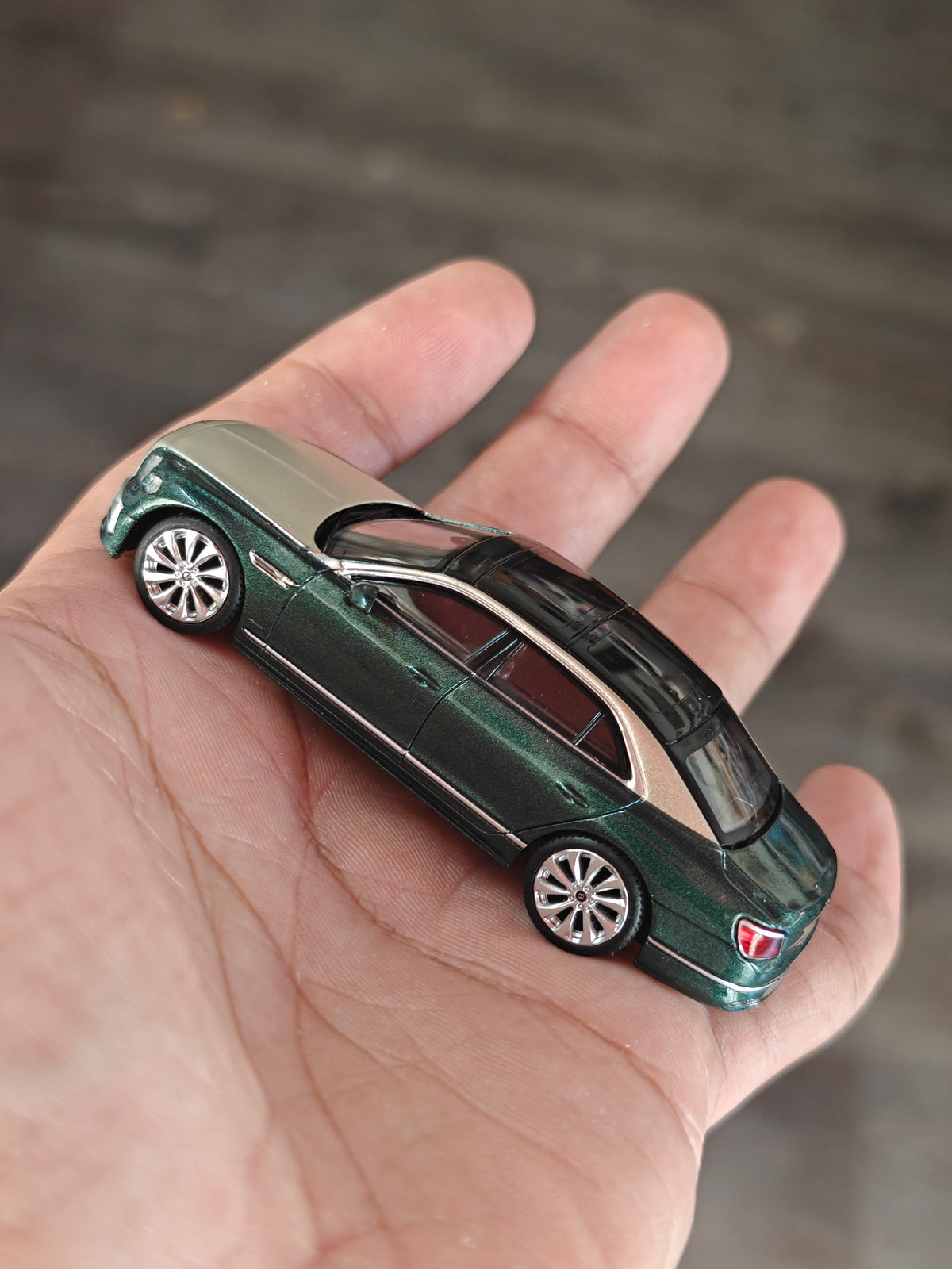 Mini GT Bentley Flying Spur - White Sand Verdant (Open Box)