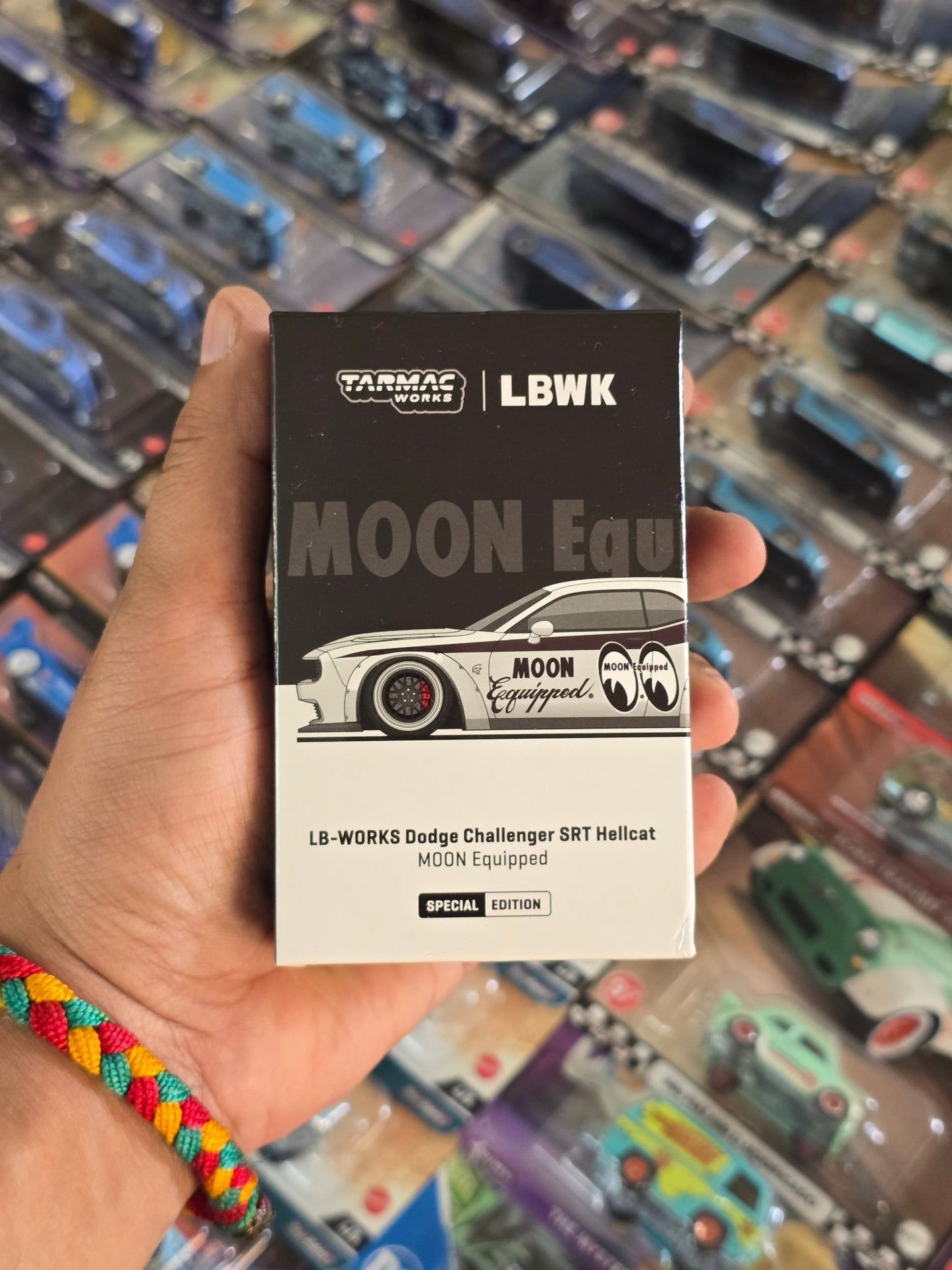 Tarmac Works Dodge Challenger SRT Hellcat Liberty Walk Moon Eyes Edition - Kinder Logs