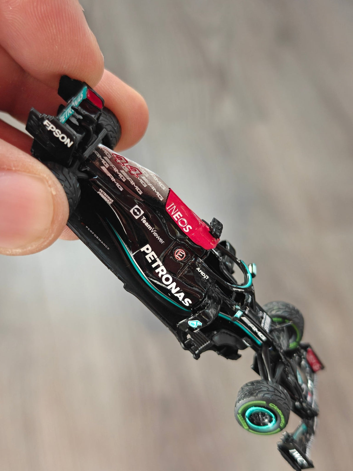 Tarmac Works IXO Mercedes-AMG F1 W12 E Performance - 100th Win Lewis Hamilton (Open Box) - Kinder Logs