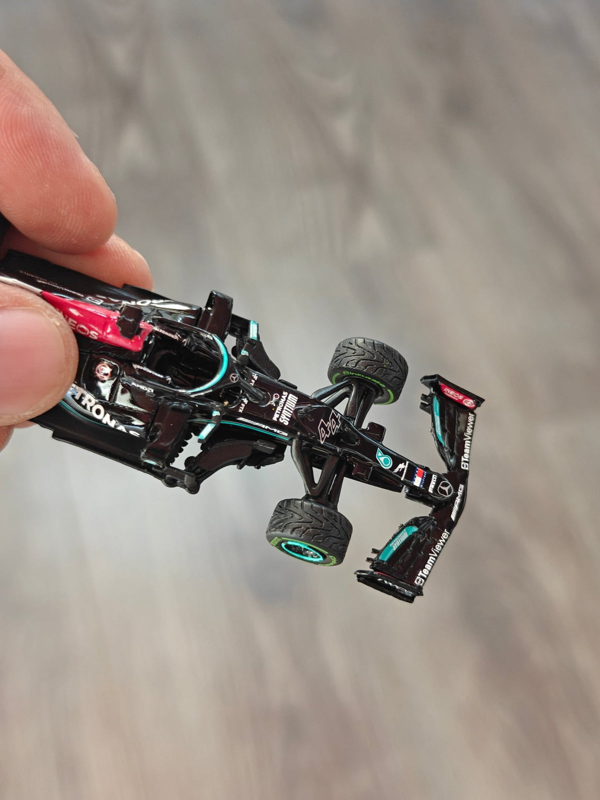 Tarmac Works IXO Mercedes-AMG F1 W12 E Performance - 100th Win Lewis Hamilton (Open Box) - Kinder Logs
