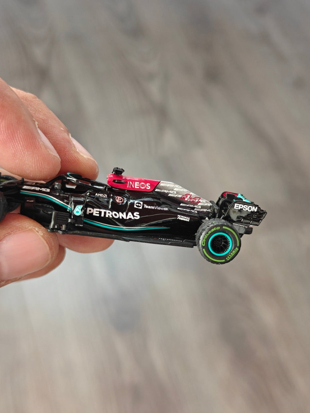 Tarmac Works IXO Mercedes-AMG F1 W12 E Performance - 100th Win Lewis Hamilton (Open Box) - Kinder Logs