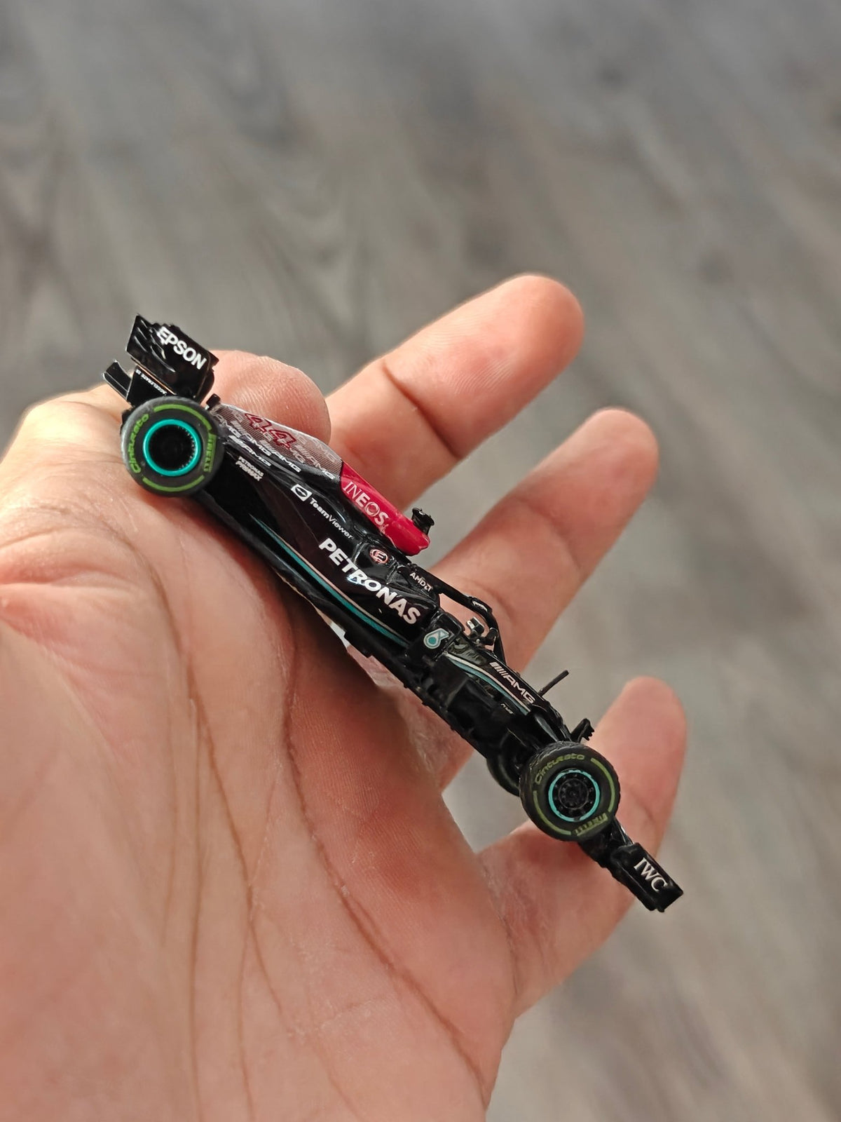 Tarmac Works IXO Mercedes-AMG F1 W12 E Performance - 100th Win Lewis Hamilton (Open Box) - Kinder Logs