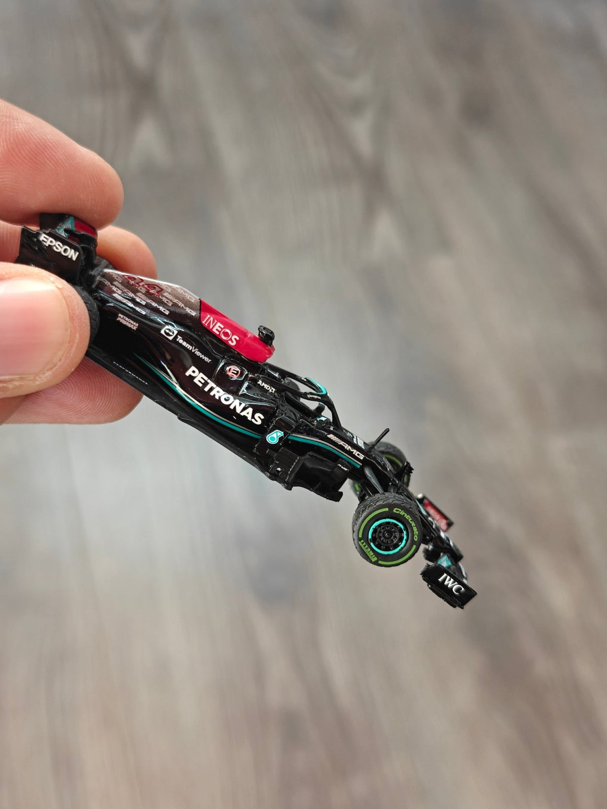 Tarmac Works IXO Mercedes-AMG F1 W12 E Performance - 100th Win Lewis Hamilton (Open Box) - Kinder Logs