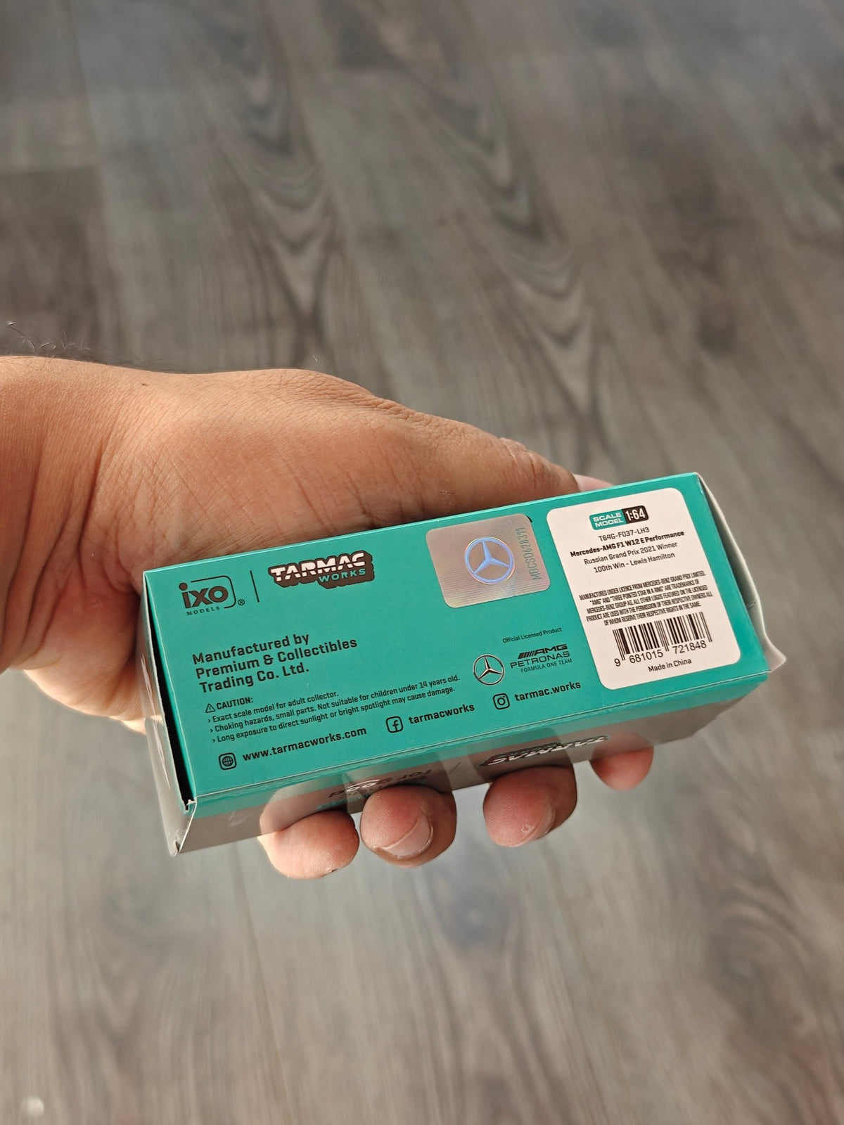 Tarmac Works IXO Mercedes-AMG F1 W12 E Performance - 100th Win Lewis Hamilton (Open Box) - Kinder Logs
