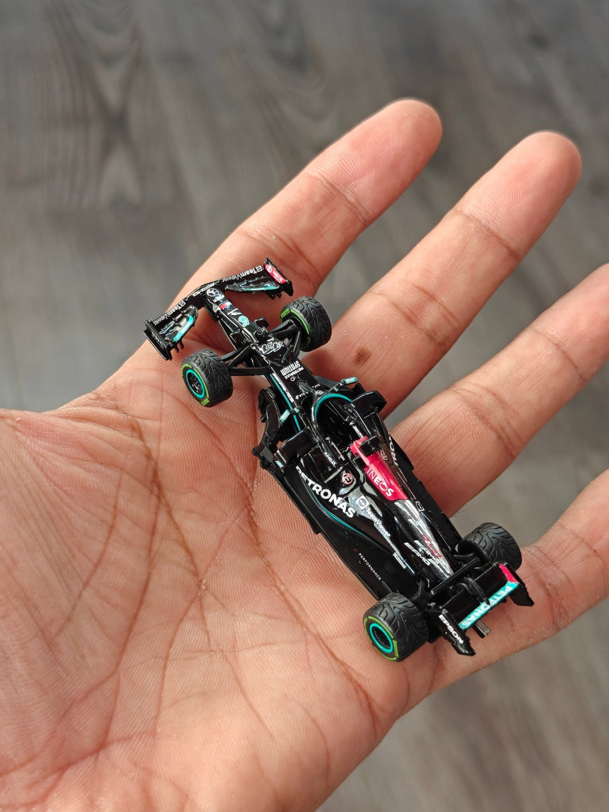 Tarmac Works IXO Mercedes-AMG F1 W12 E Performance - 100th Win Lewis Hamilton (Open Box) - Kinder Logs