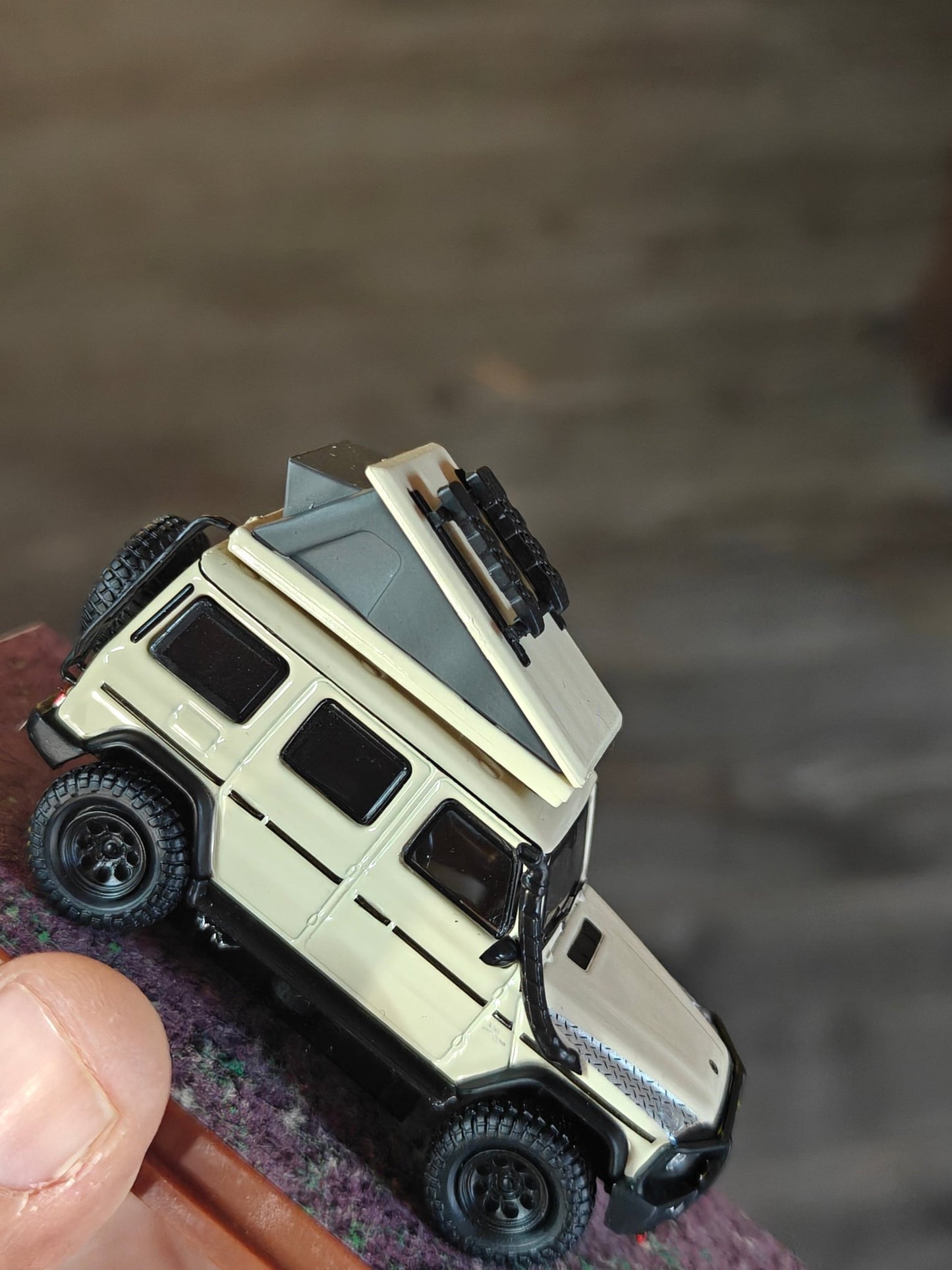 Tarmac Works Mercedes - AMG G63 SUV (Cracked Acrylic Case) - Kinder Logs