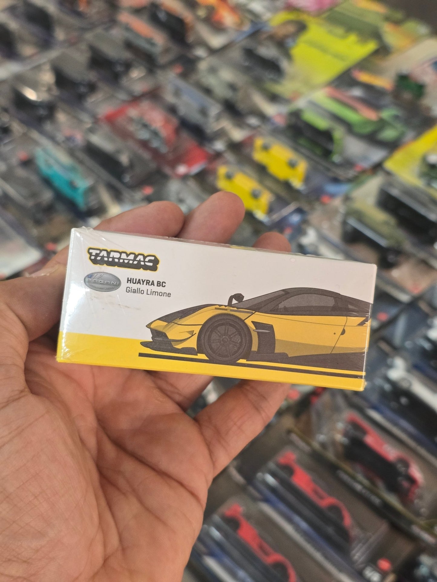 Tarmac Works Pagani Huayra BC Giallo Limone - Kinder Logs
