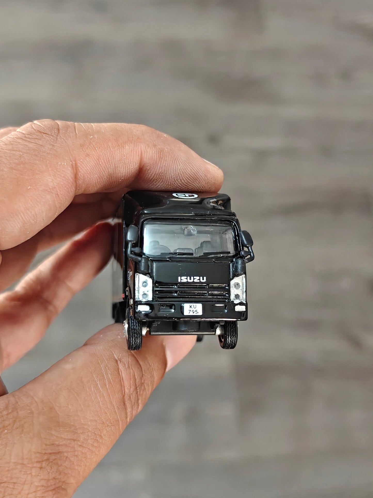 Tiny City Isuzu N Series SF Express Truck - Kinder Logs