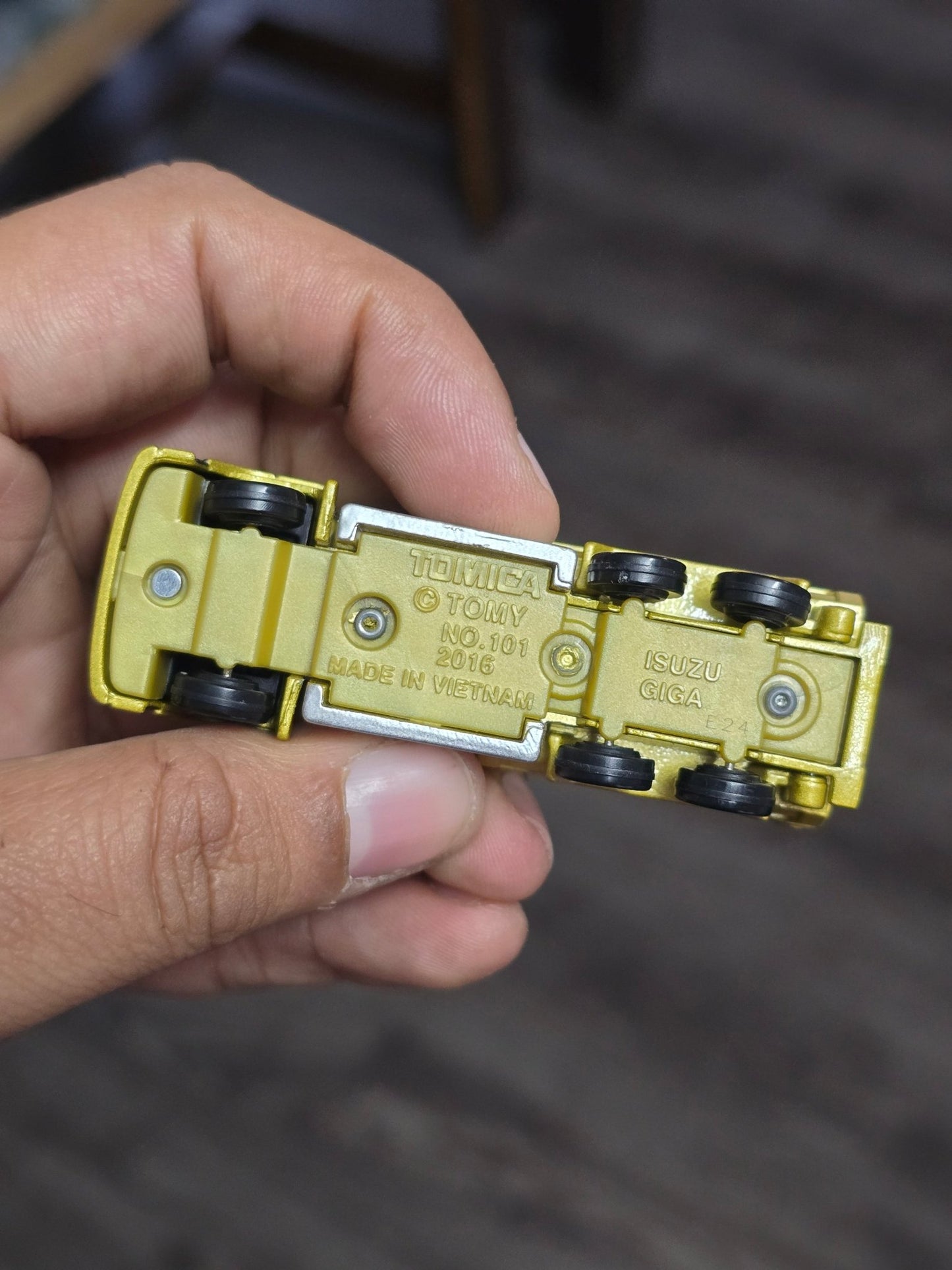 Tomica Isuzu Giga Dump Truck (Uncarded - New) - Kinder Logs