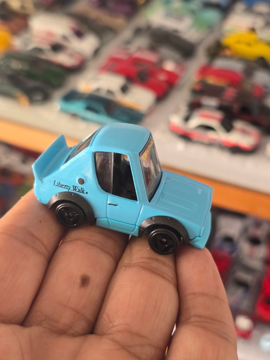 Tooned Hot Wheels Nissan Skyline 2000 GT - R Liberty Walk (Uncarded) - Kinder Logs