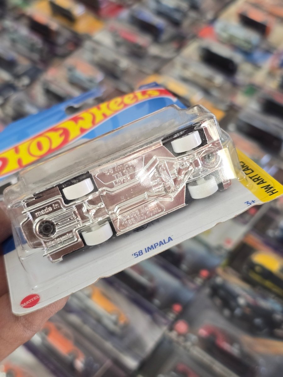 Treasure Hunt Hot Wheels 1958 Chevy Impala (Imported) - Kinder Logs