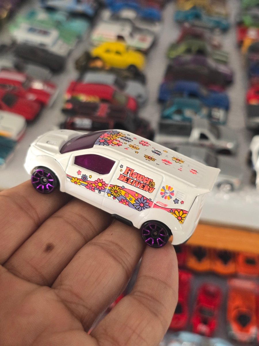 Treasure Hunt Hot Wheels Ford Transit Connect Flower Delivery Van (Uncarded) - Kinder Logs