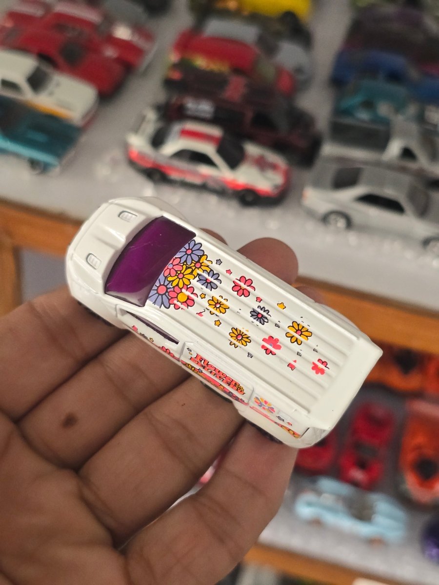 Treasure Hunt Hot Wheels Ford Transit Connect Flower Delivery Van (Uncarded) - Kinder Logs