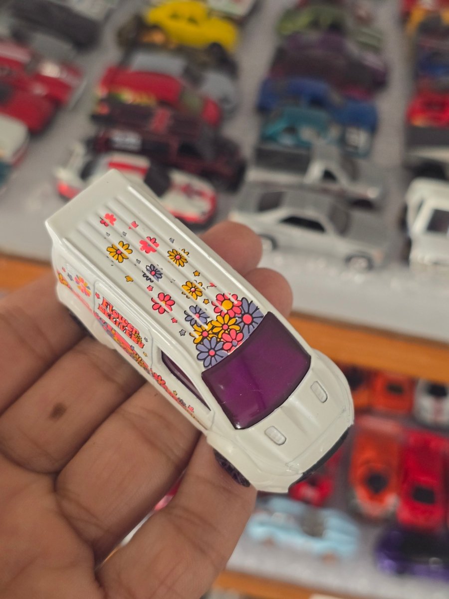 Treasure Hunt Hot Wheels Ford Transit Connect Flower Delivery Van (Uncarded) - Kinder Logs