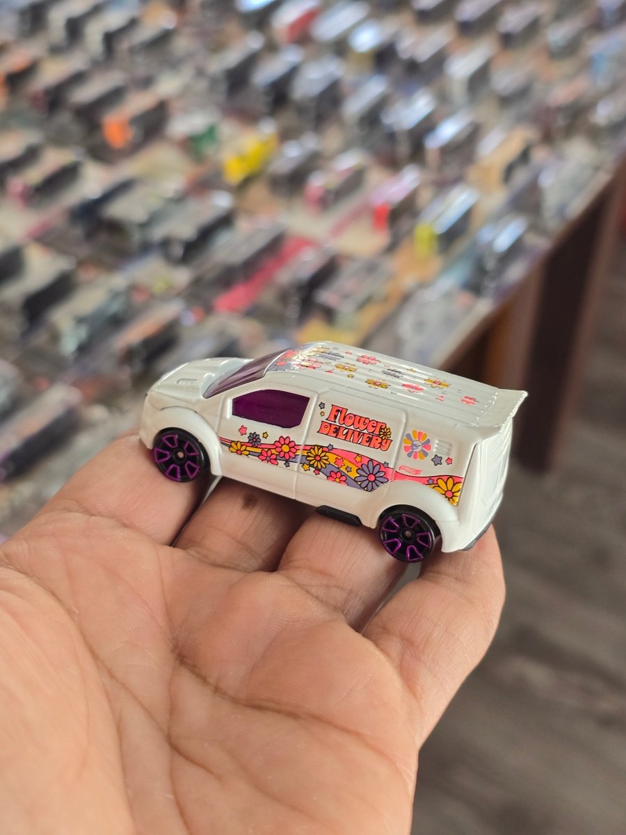 Treasure Hunt Hot Wheels Ford Transit Connect Flower Delivery Van (Uncarded) - Kinder Logs