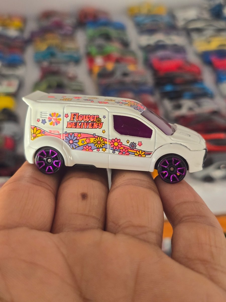 Treasure Hunt Hot Wheels Ford Transit Connect Flower Delivery Van (Uncarded) - Kinder Logs