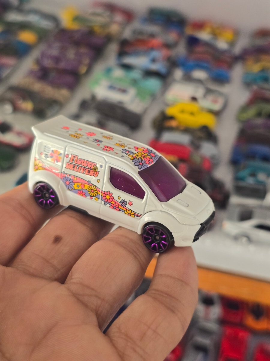 Treasure Hunt Hot Wheels Ford Transit Connect Flower Delivery Van (Uncarded) - Kinder Logs