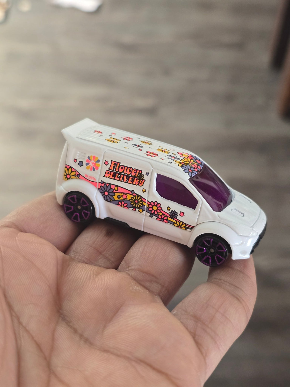 Treasure Hunt Hot Wheels Ford Transit Flower Delivery Van (Uncarded - New) - Kinder Logs