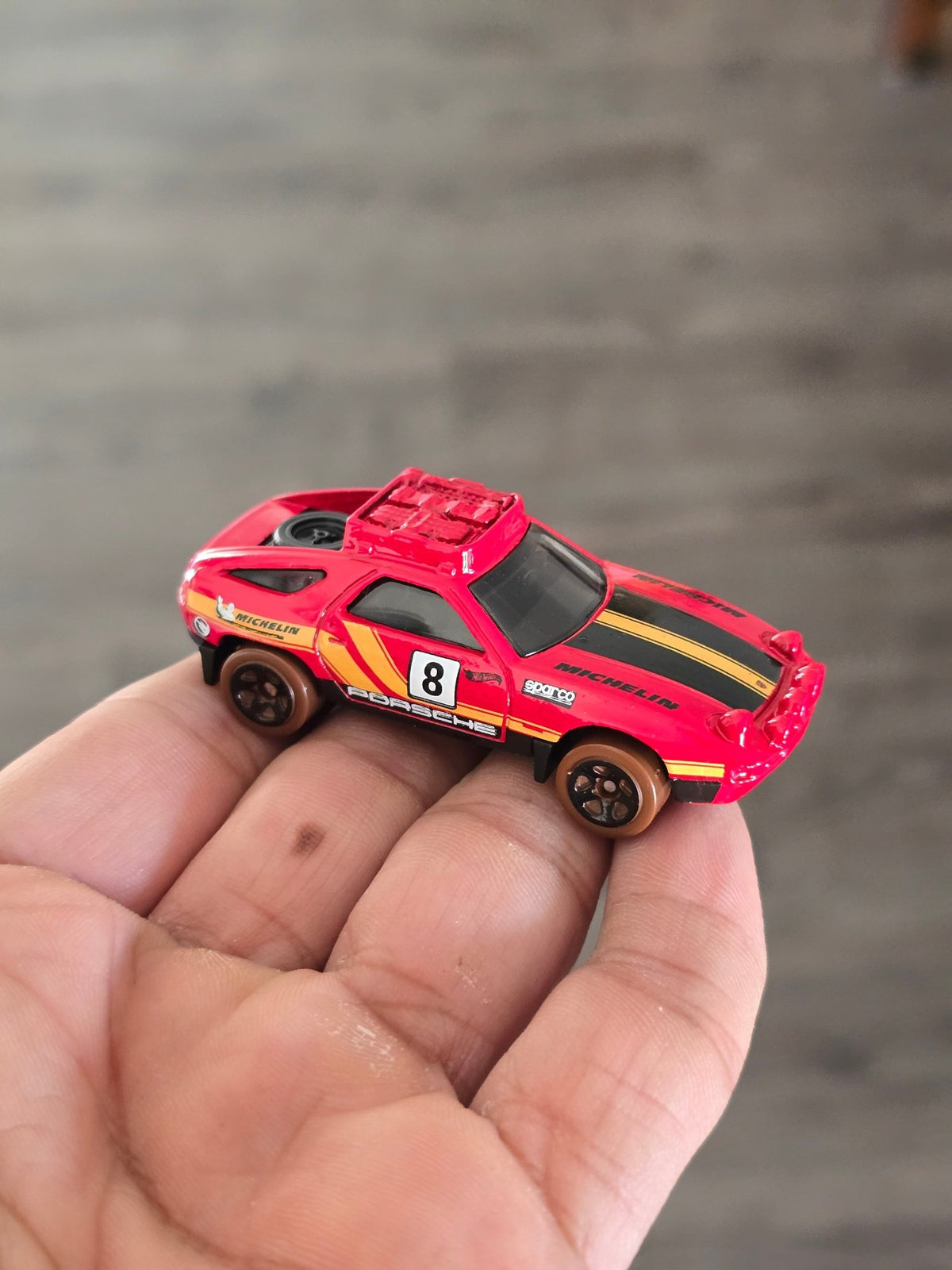 Treasure Hunt Hot Wheels Porsche 928S Safari (Uncarded - New) - Kinder Logs