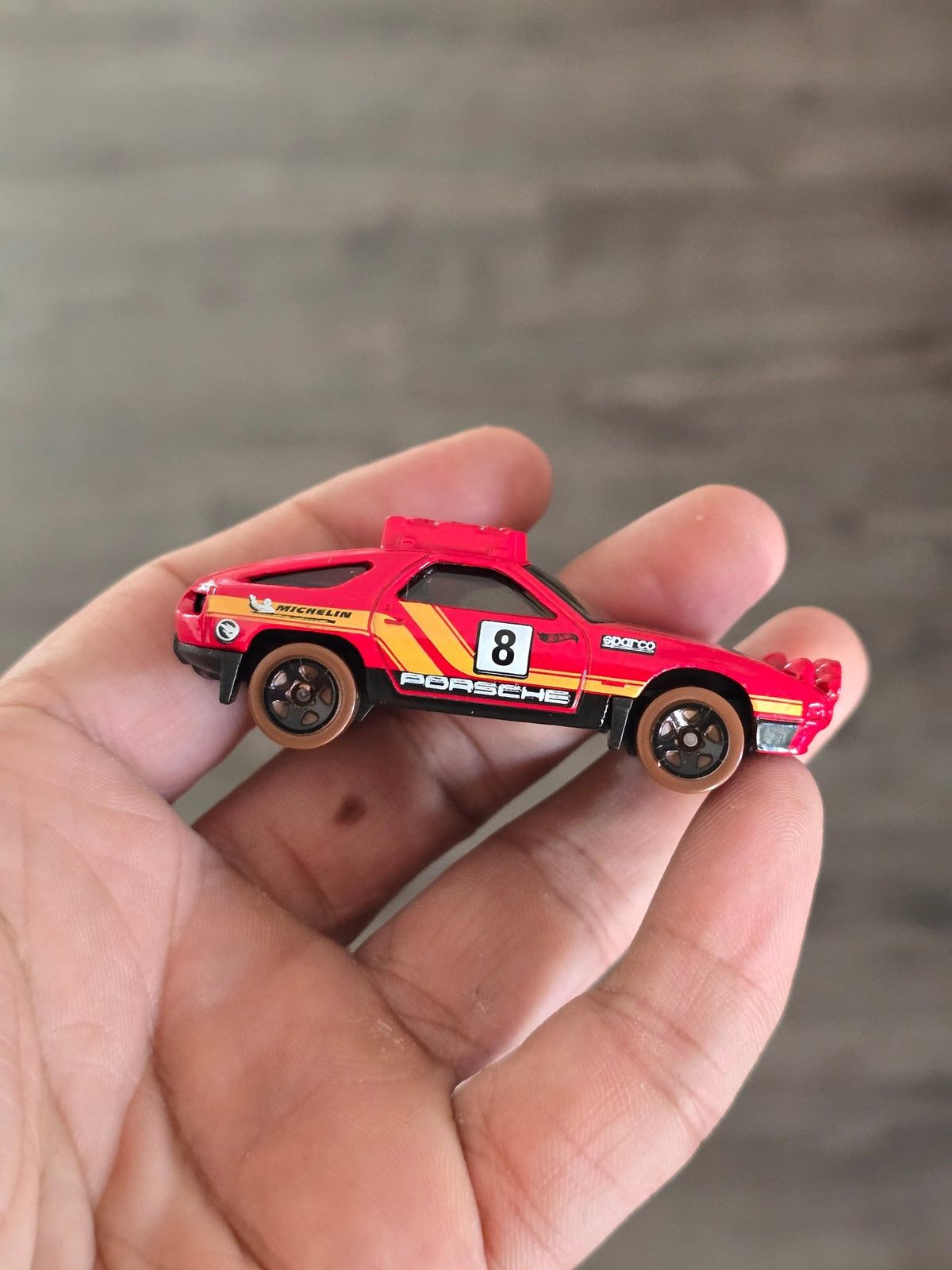 Treasure Hunt Hot Wheels Porsche 928S Safari (Uncarded - New) - Kinder Logs
