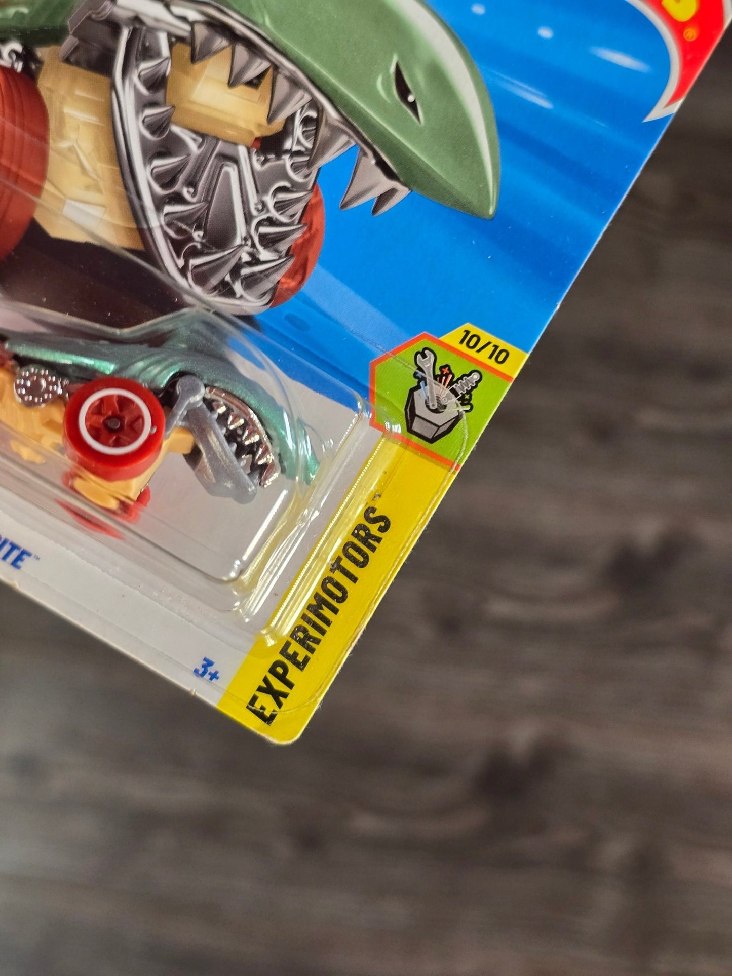 Treasure Hunt Hot Wheels Shark Bite (Carded - Creased Card) - Kinder Logs