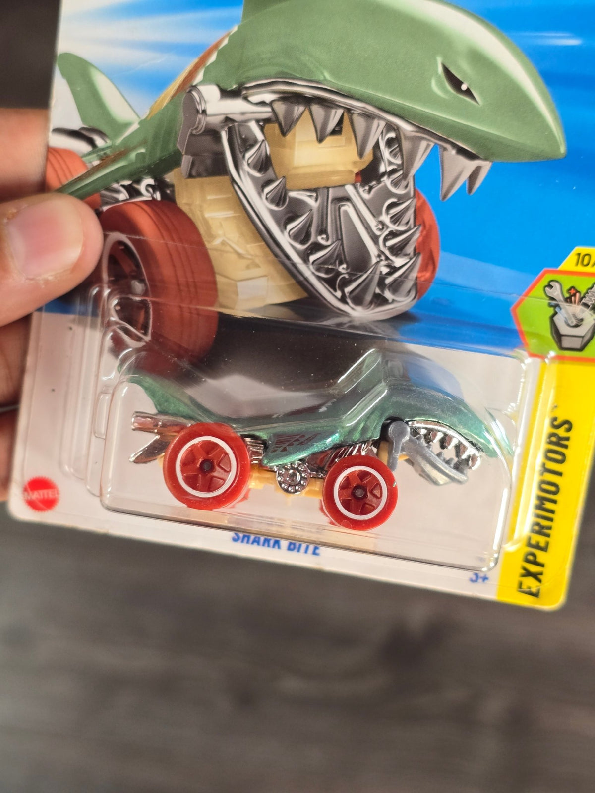Treasure Hunt Hot Wheels Shark Bite (Carded - Creased Card) - Kinder Logs