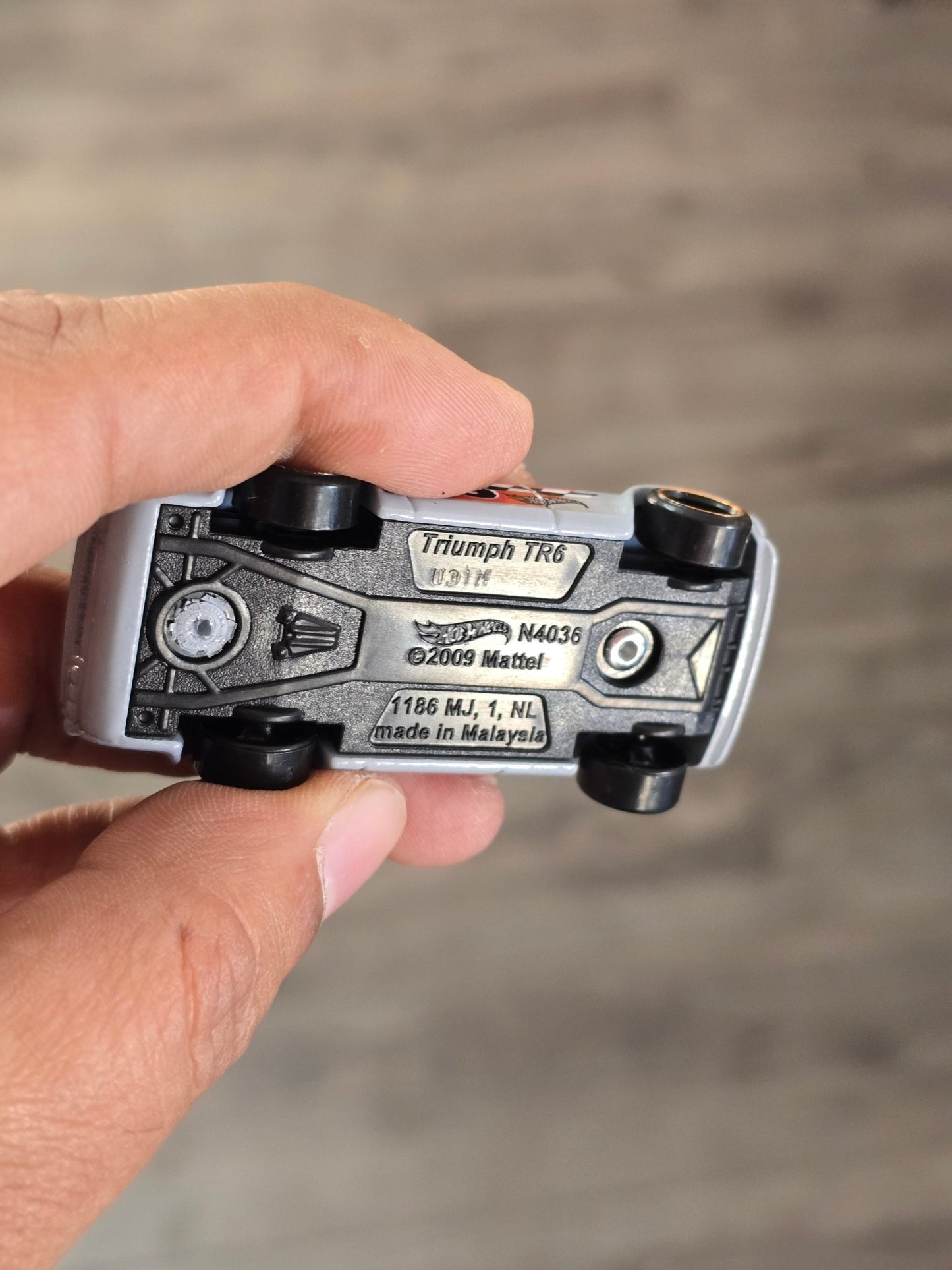 Treasure Hunt Hot Wheels Triumph TR6 (Uncarded - New) - Kinder Logs