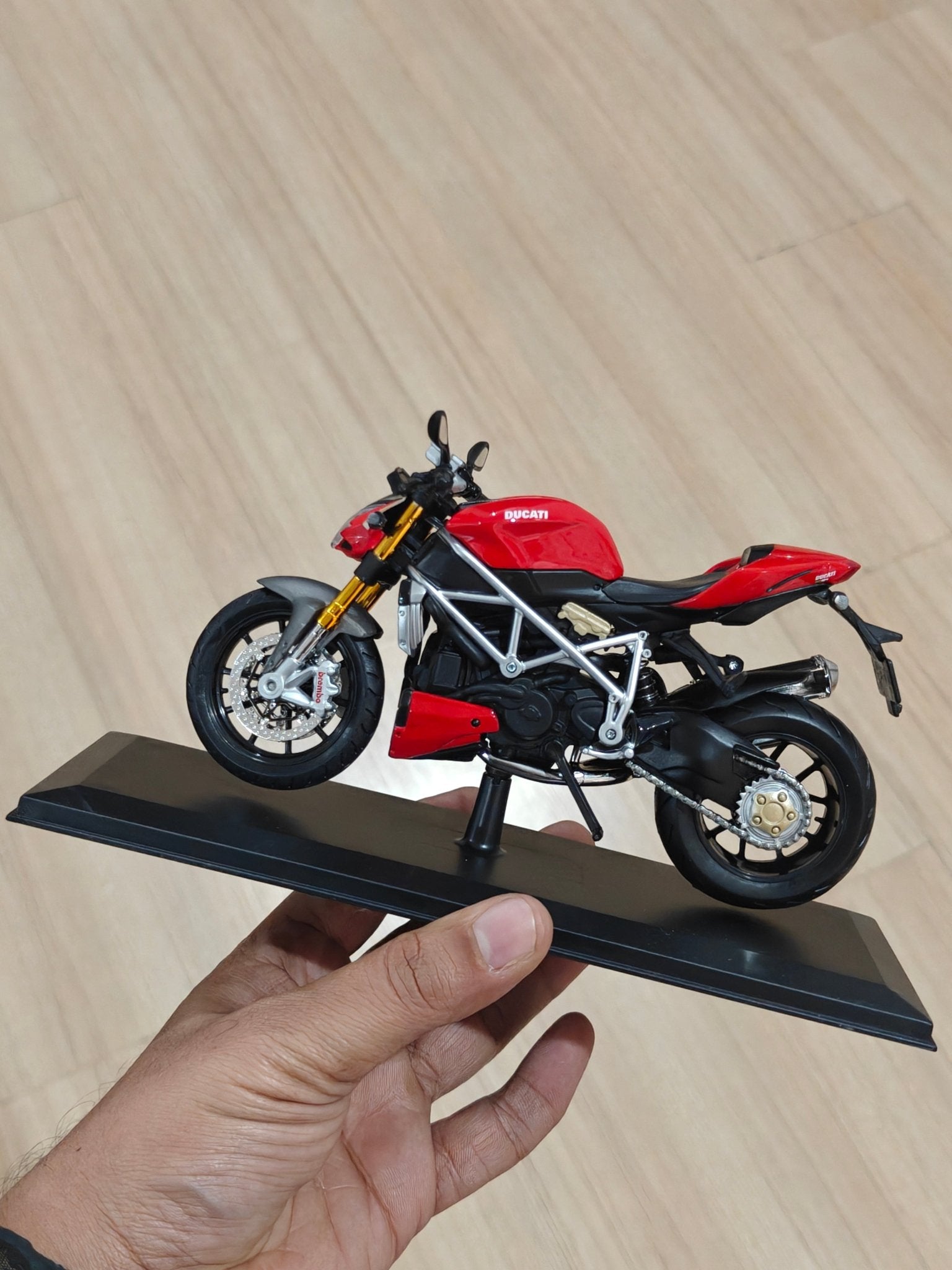 1:12 Maisto Ducati Super Naked S (Unboxed - New) - Kinder Logs