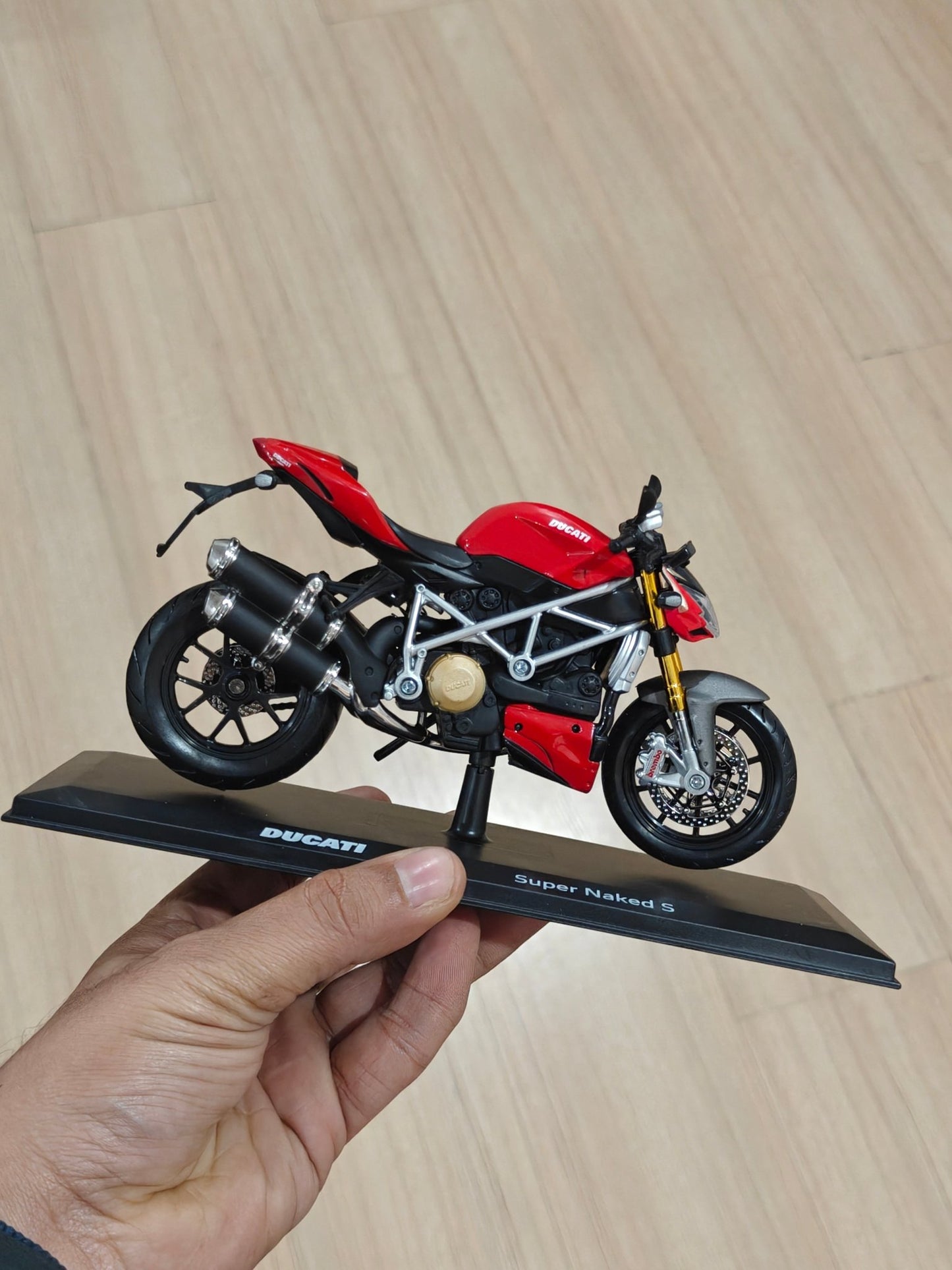 1:12 Maisto Ducati Super Naked S (Unboxed - New) - Kinder Logs