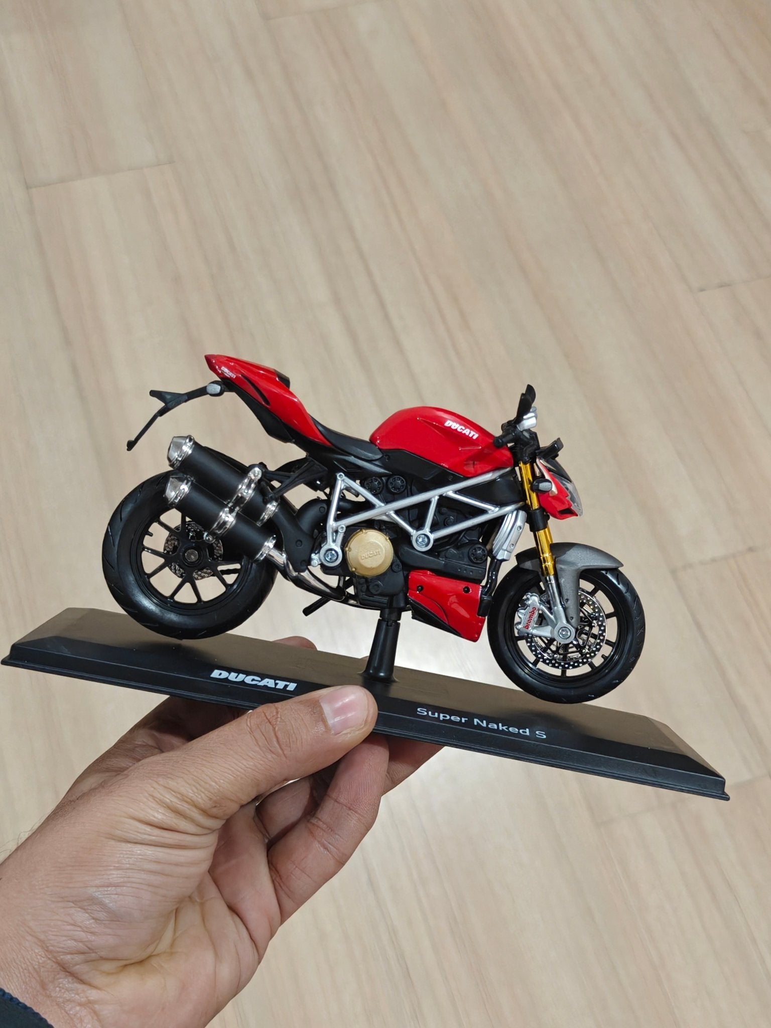 1:12 Maisto Ducati Super Naked S (Unboxed - New) - Kinder Logs