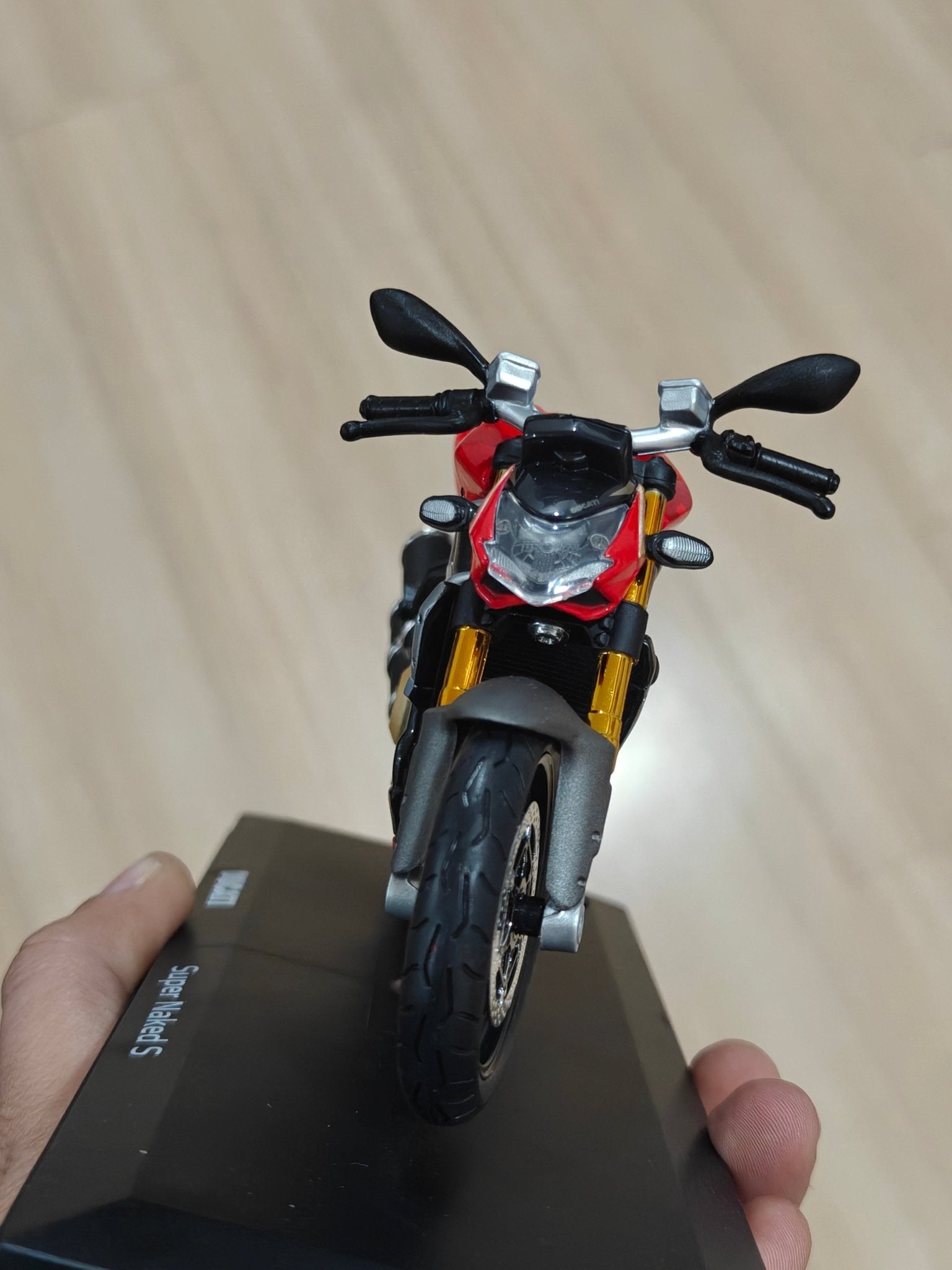 1:12 Maisto Ducati Super Naked S (Unboxed - New) - Kinder Logs