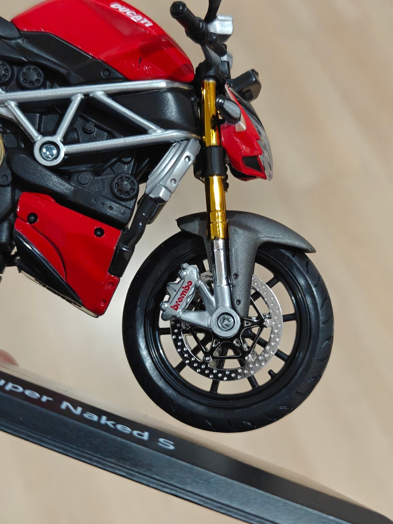1:12 Maisto Ducati Super Naked S (Unboxed - New) - Kinder Logs
