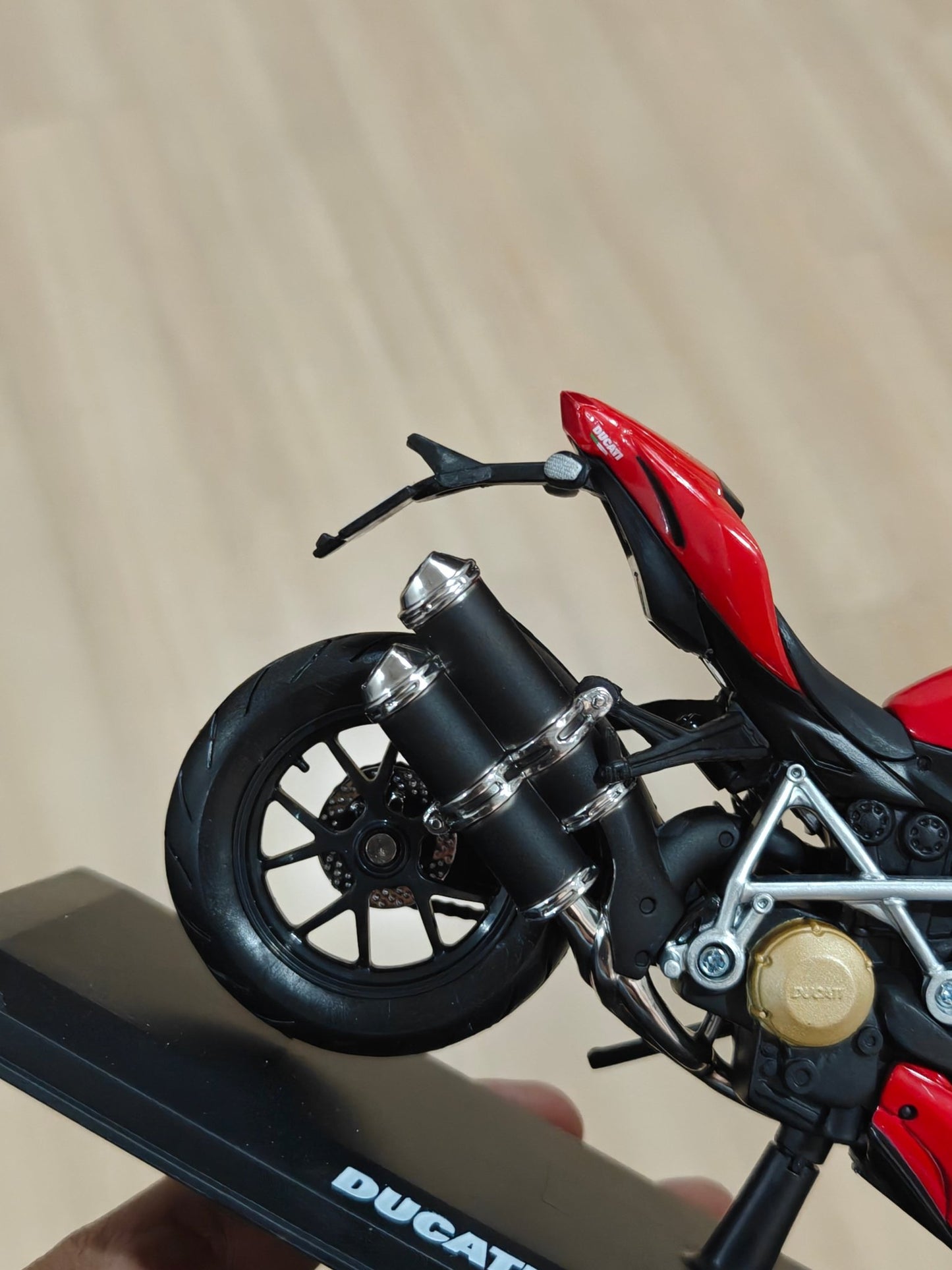 1:12 Maisto Ducati Super Naked S (Unboxed - New) - Kinder Logs