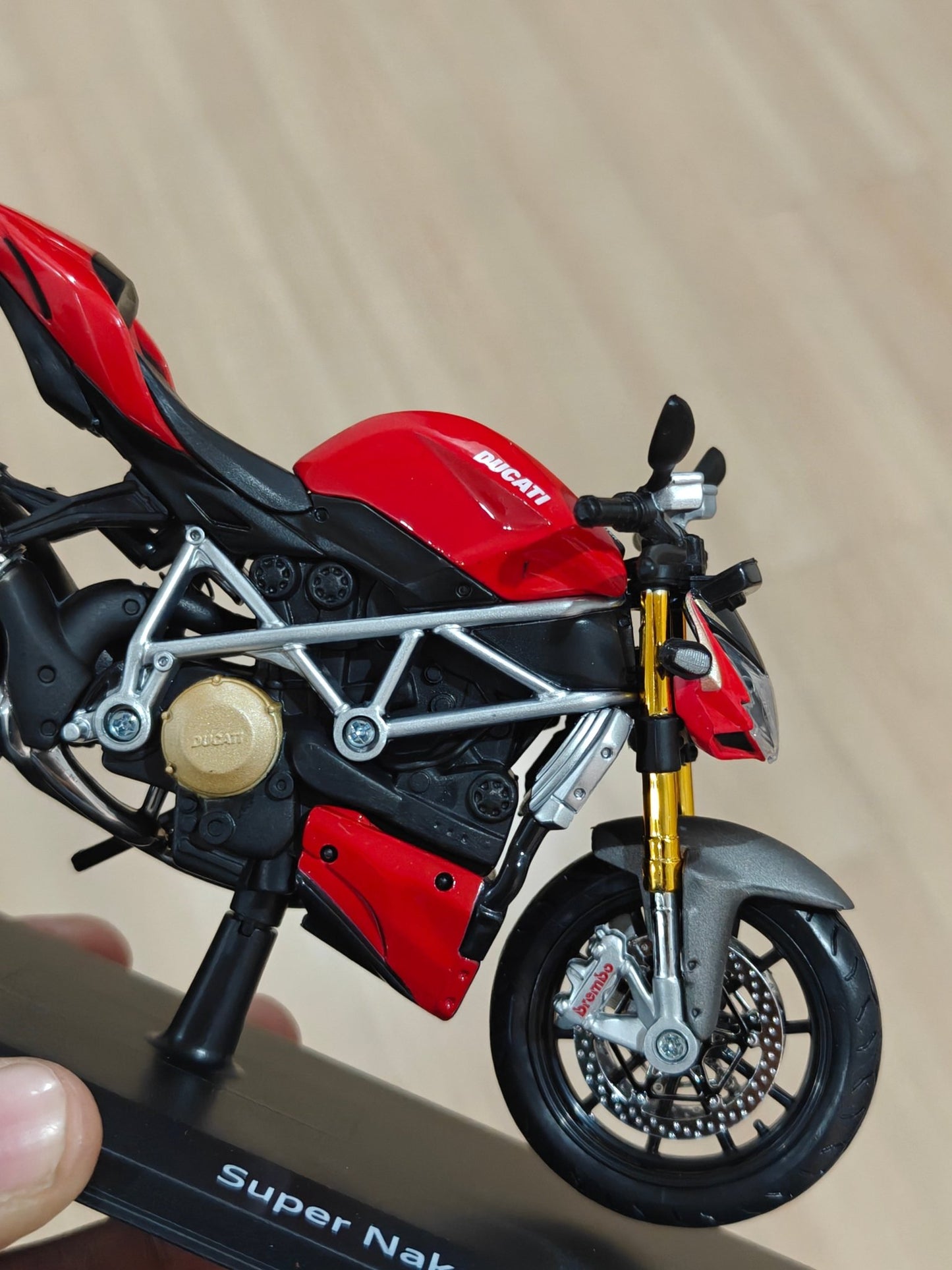 1:12 Maisto Ducati Super Naked S (Unboxed - New) - Kinder Logs