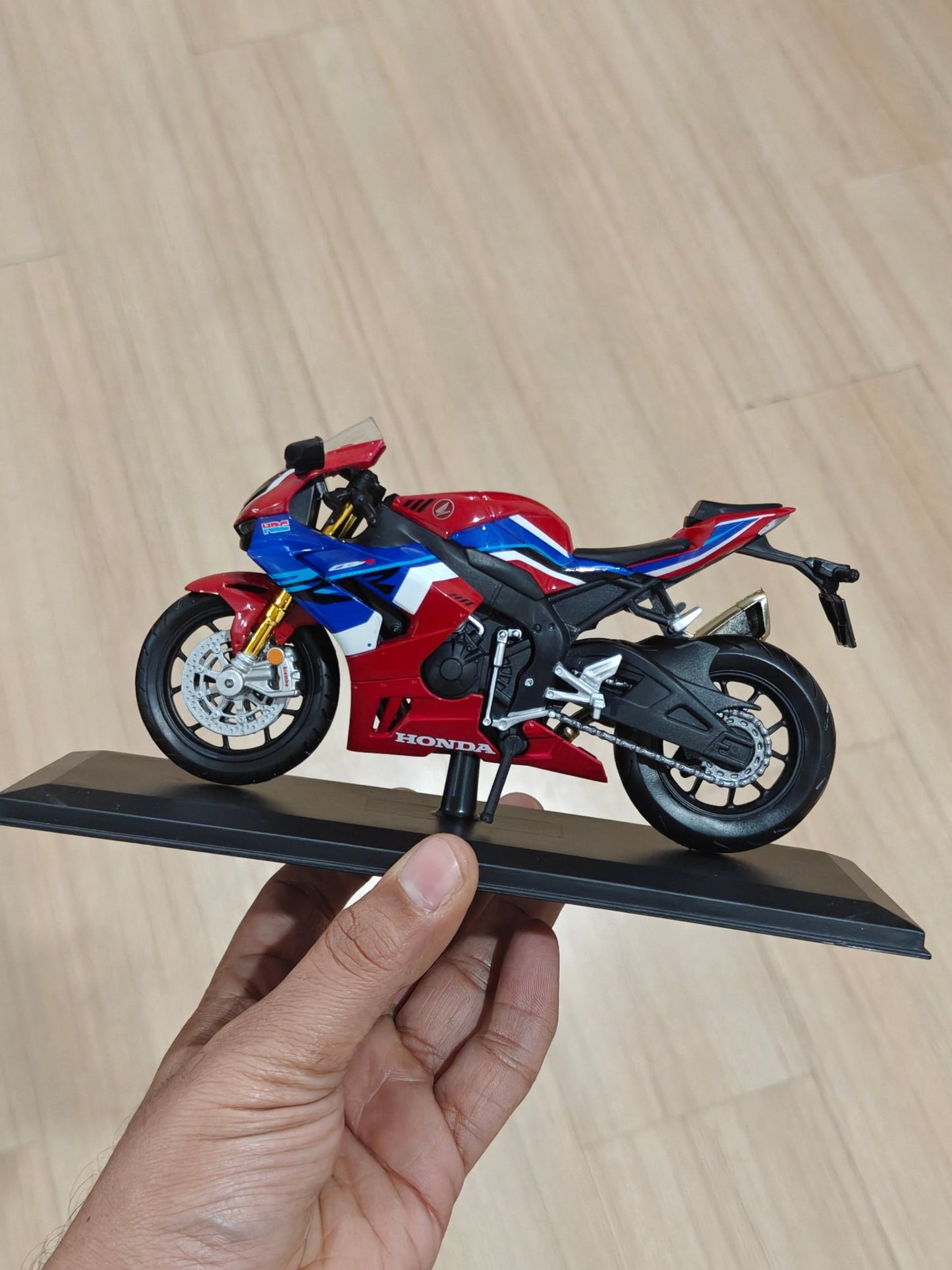 1:12 Maisto Honda CBR1000R - R Fireblade SP (Unboxed - New) - Kinder Logs
