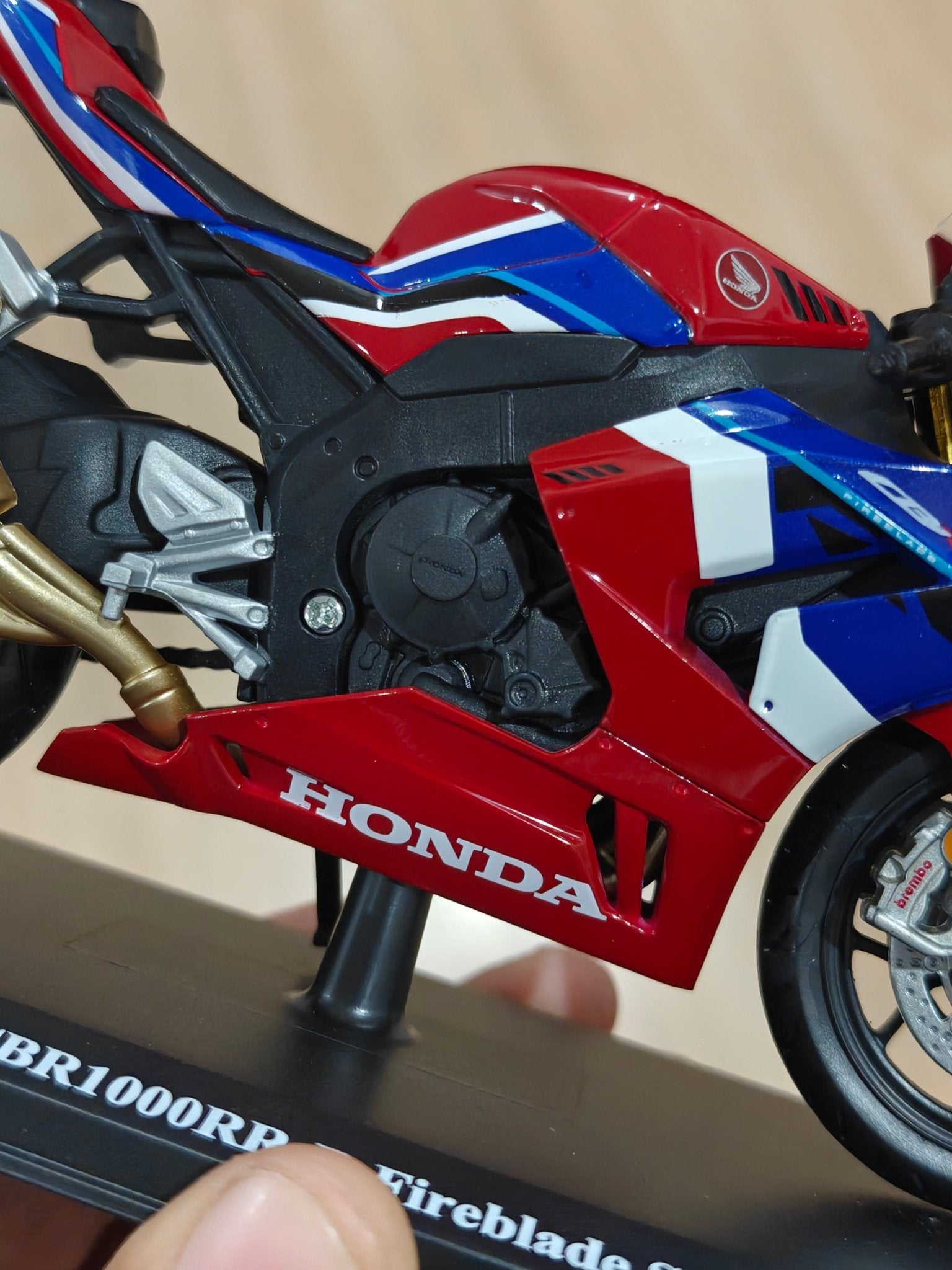 1:12 Maisto Honda CBR1000R - R Fireblade SP (Unboxed - New) - Kinder Logs