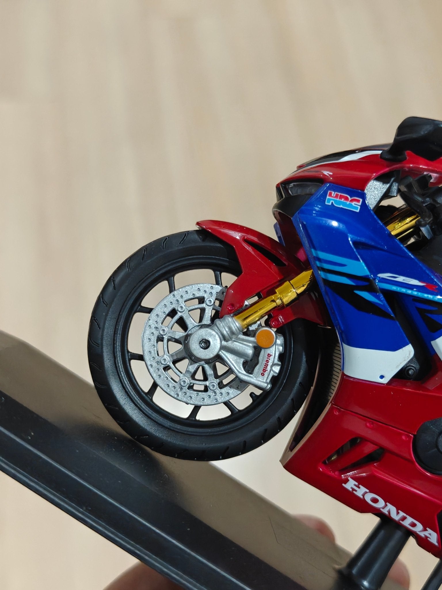 1:12 Maisto Honda CBR1000R - R Fireblade SP (Unboxed - New) - Kinder Logs