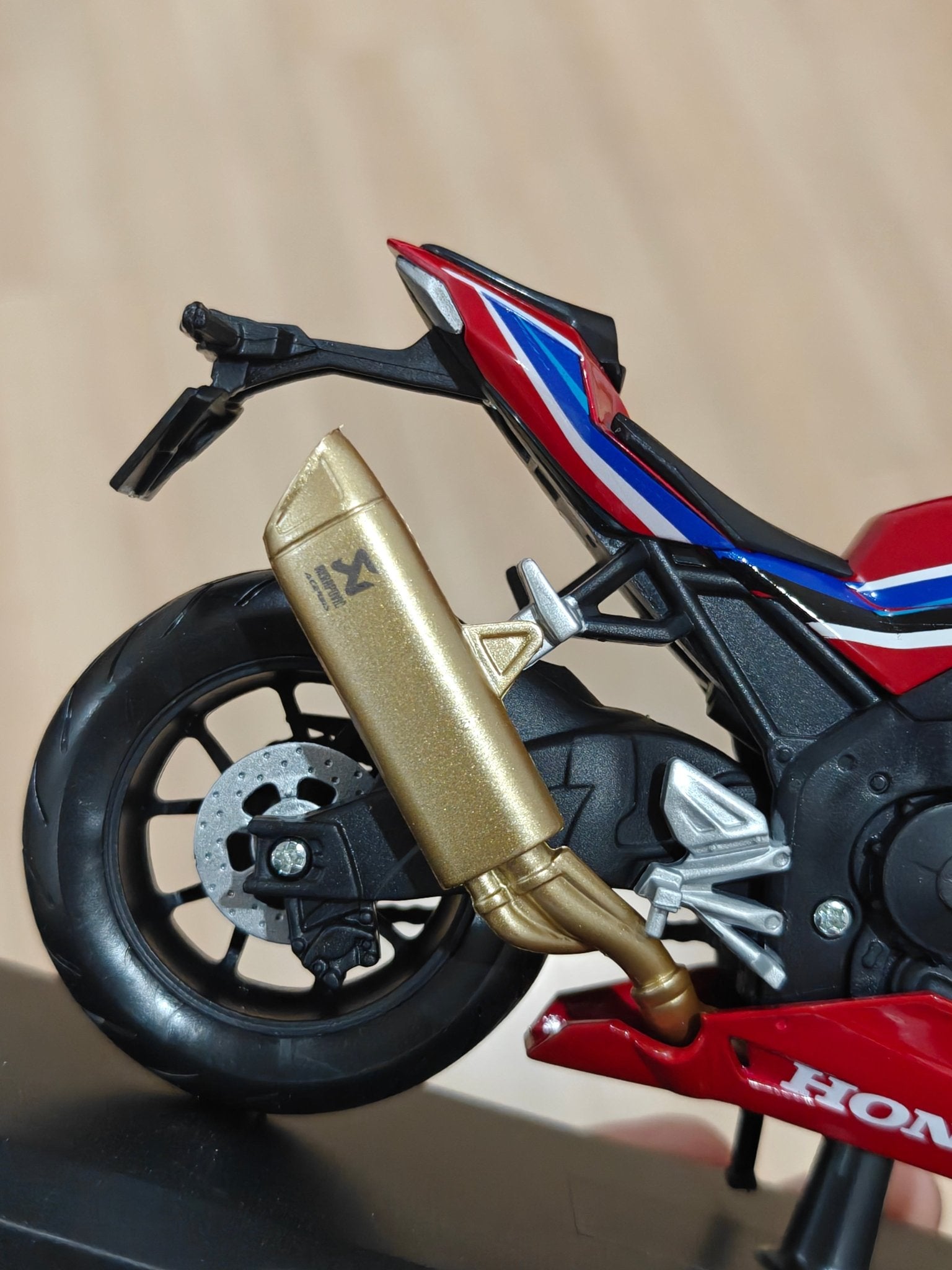 1:12 Maisto Honda CBR1000R - R Fireblade SP (Unboxed - New) - Kinder Logs