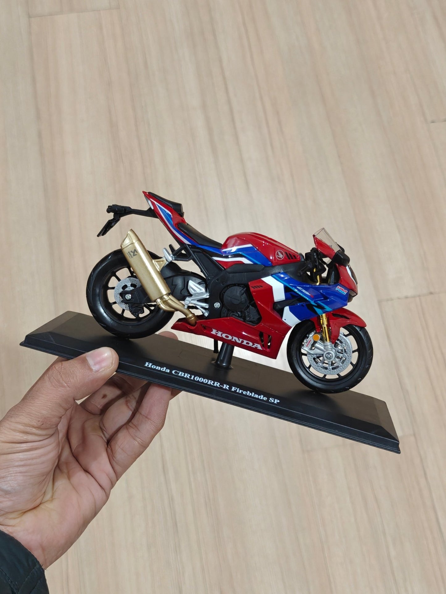 1:12 Maisto Honda CBR1000R - R Fireblade SP (Unboxed - New) - Kinder Logs