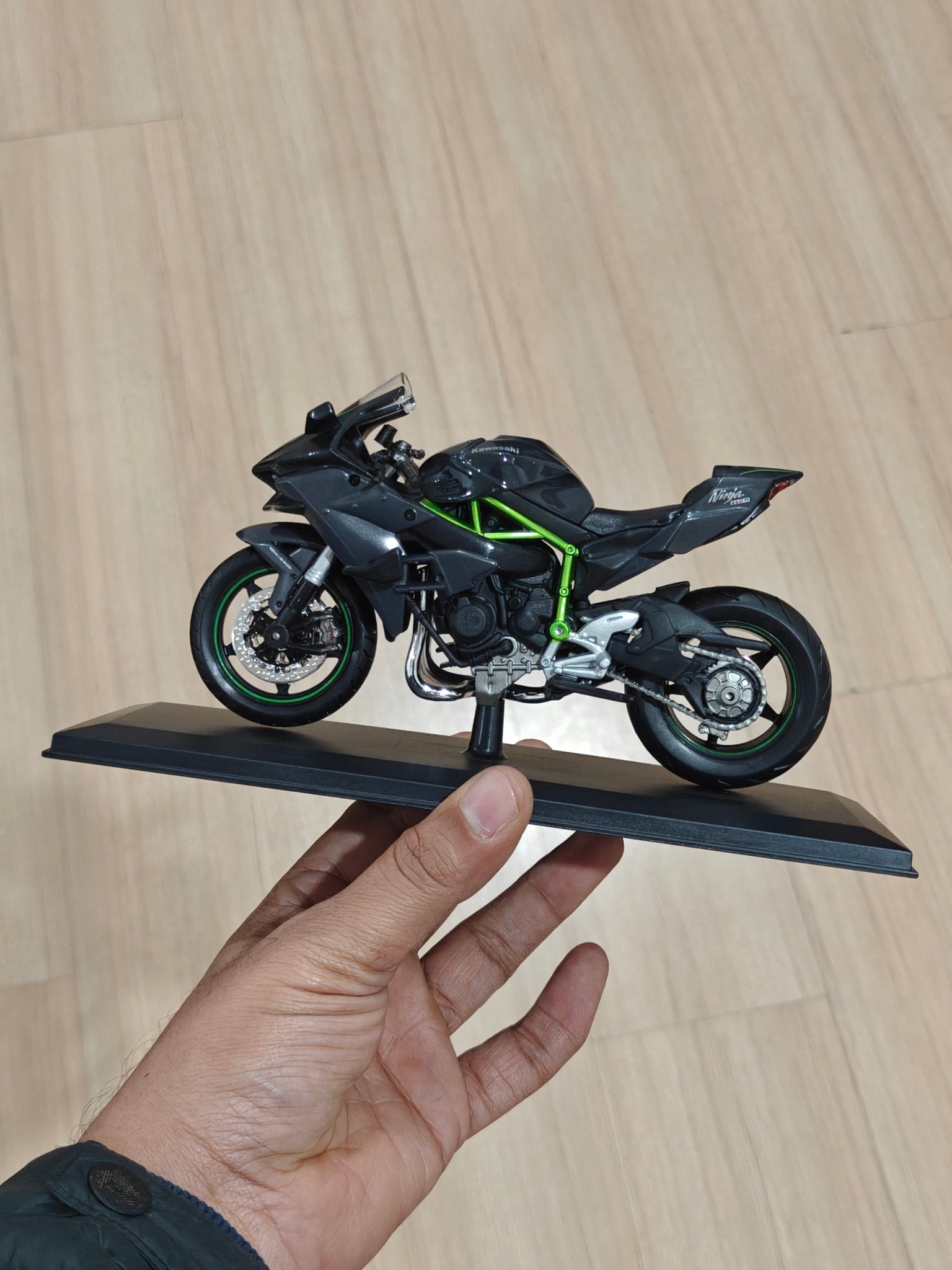 1:12 Maisto Kawasaki Ninja H2R (Unboxed - New) - Kinder Logs